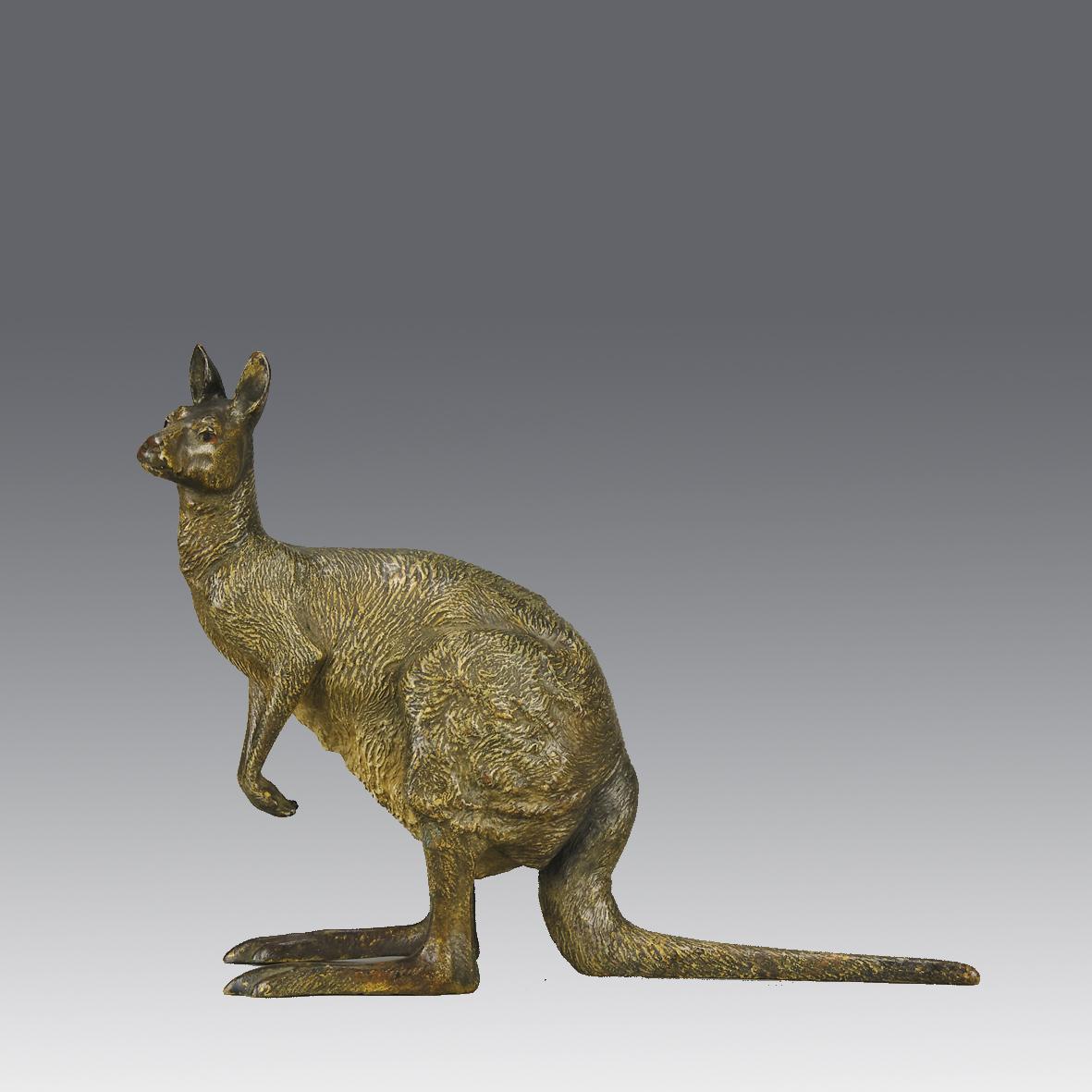 Excellente étude en bronze autrichien du début du 20e siècle représentant un kangourou debout, avec de très beaux détails de surface ciselés à la main et une bonne couleur naturaliste, signée avec le 