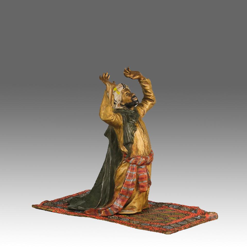 Un super studio in bronzo austriaco dipinto a freddo dei primi del Novecento di un uomo arabo inginocchiato sul suo tappeto da preghiera che prega, con eccellenti colori naturalistici ed eccellenti dettagli della superficie cesellati a mano, firmato