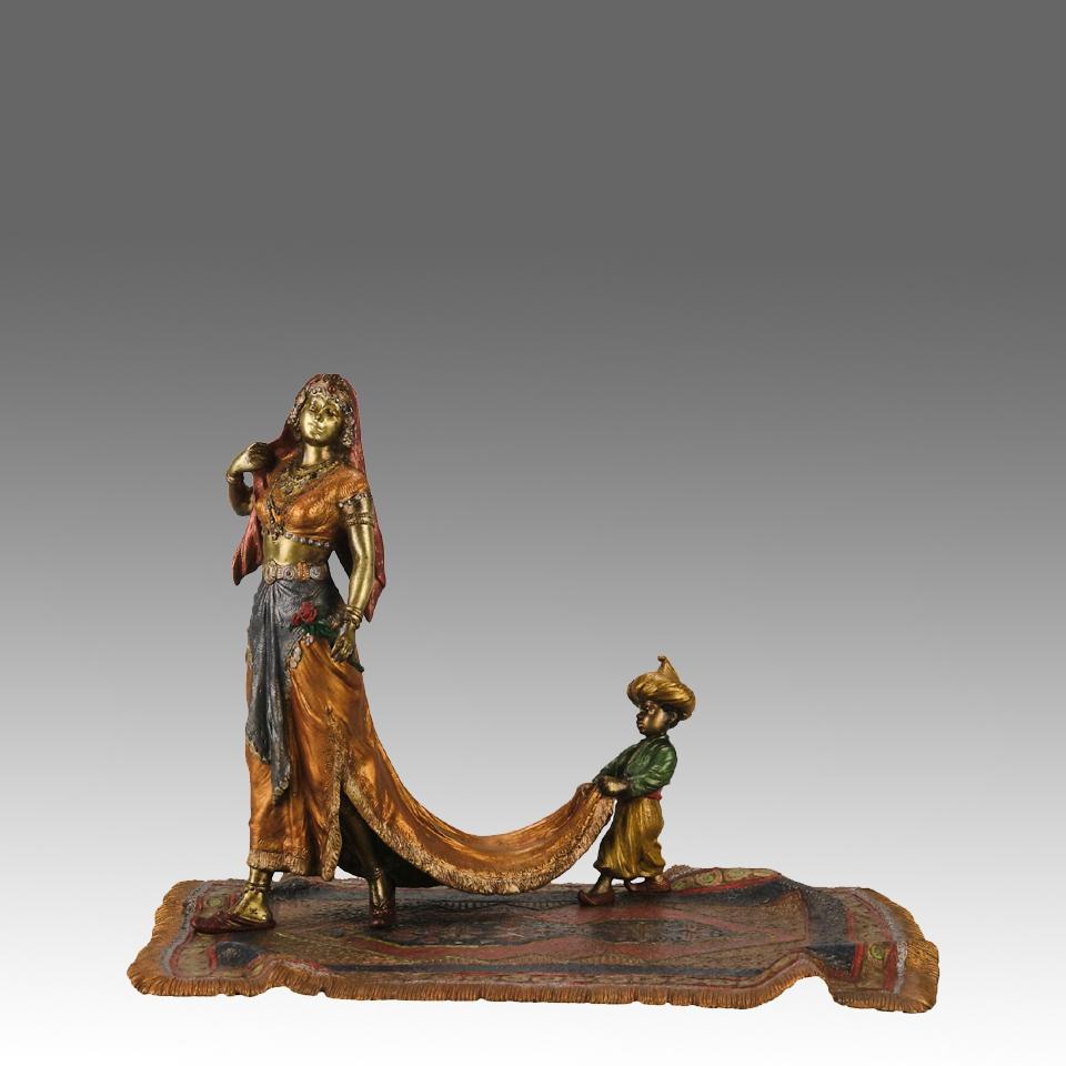 Excellente étude en bronze autrichien du début du 20e siècle, peinte à froid, représentant une beauté de harem debout sur un tapis oriental avec un jeune garçon portant la traîne de sa robe. Les couleurs et les détails sont excellents, signée avec