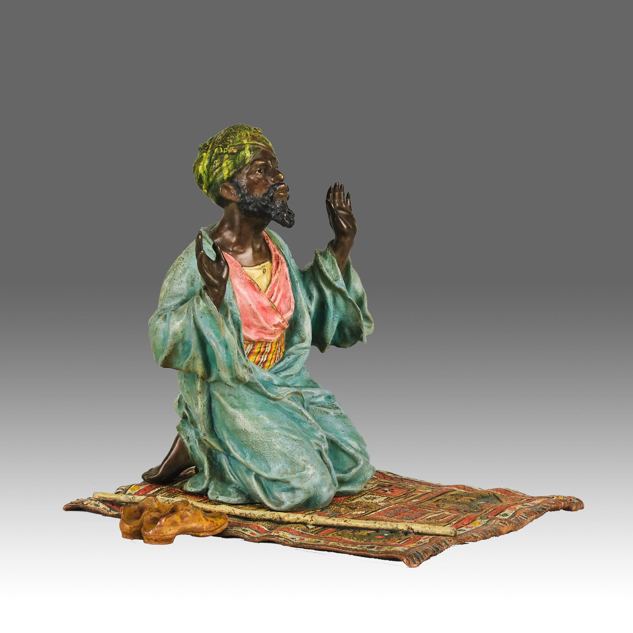 Fabuleuse étude en bronze autrichien peint à froid représentant un homme arabe agenouillé sur son tapis oriental en train de prier, sa canne posée à côté de lui. Les couleurs brunes et émaillées sont riches et les détails sont très bien finis à la
