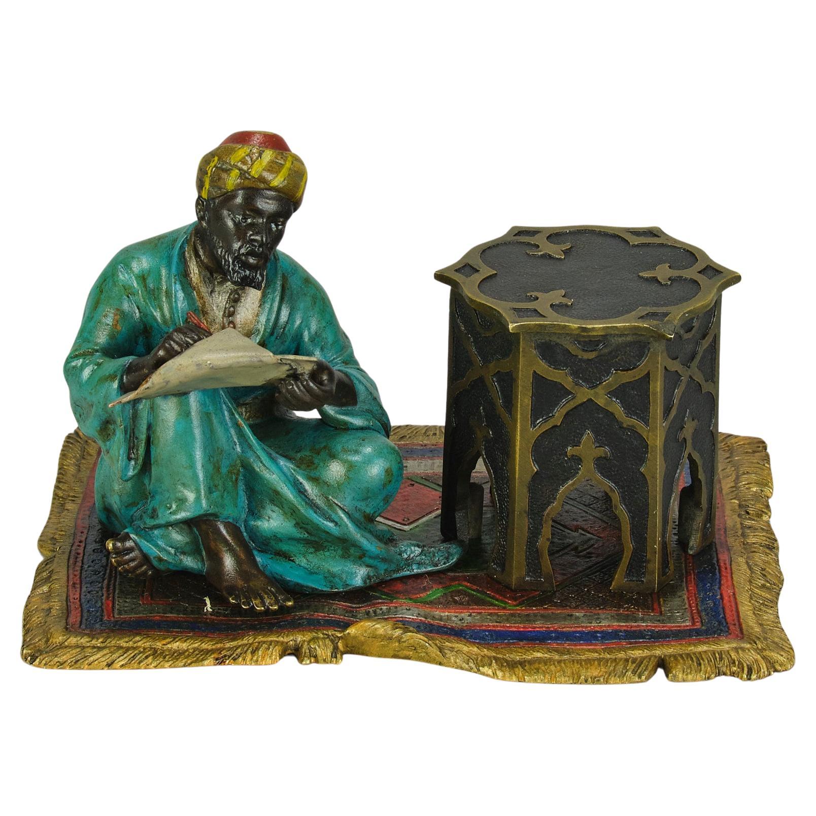 Kaltgemalte Bronze "Schreibender Mann am Tisch" von Franz Bergman, frühes 20. im Angebot