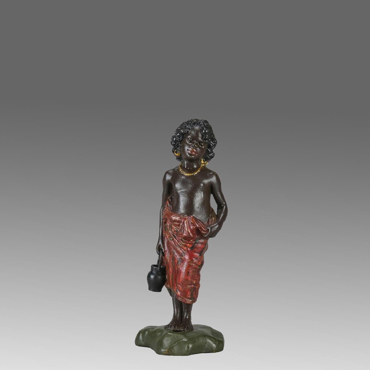 Excellente figurine en bronze autrichien du début du 20e siècle peinte à froid représentant une jeune fille arabe portant un châle rouge autour de la taille et des bijoux en or accrocheurs, tenant une aiguière, avec de très beaux détails de surface