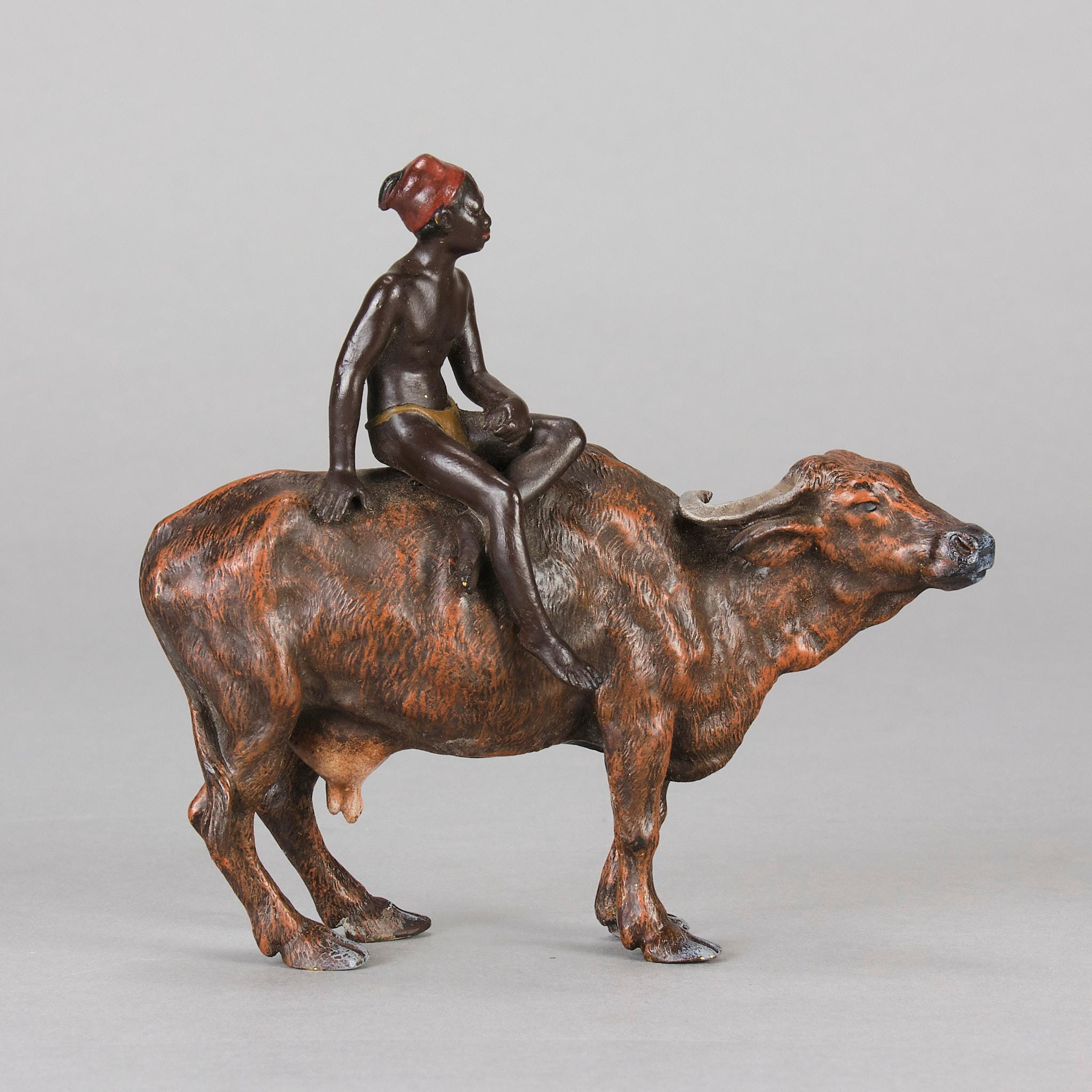 Cold-bemalte Bronzeskulptur „Boy on Ox“ aus dem frühen 20. Jahrhundert von Franz Bergman (Art nouveau) im Angebot