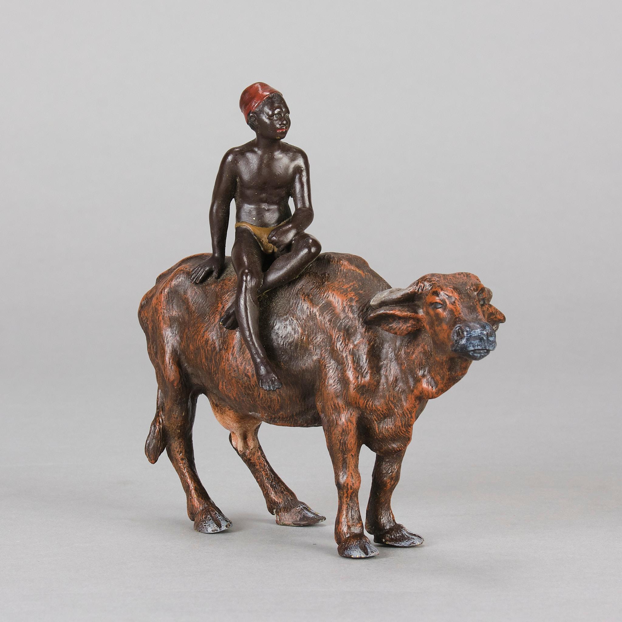 Cold-bemalte Bronzeskulptur „Boy on Ox“ aus dem frühen 20. Jahrhundert von Franz Bergman (Österreichisch) im Angebot