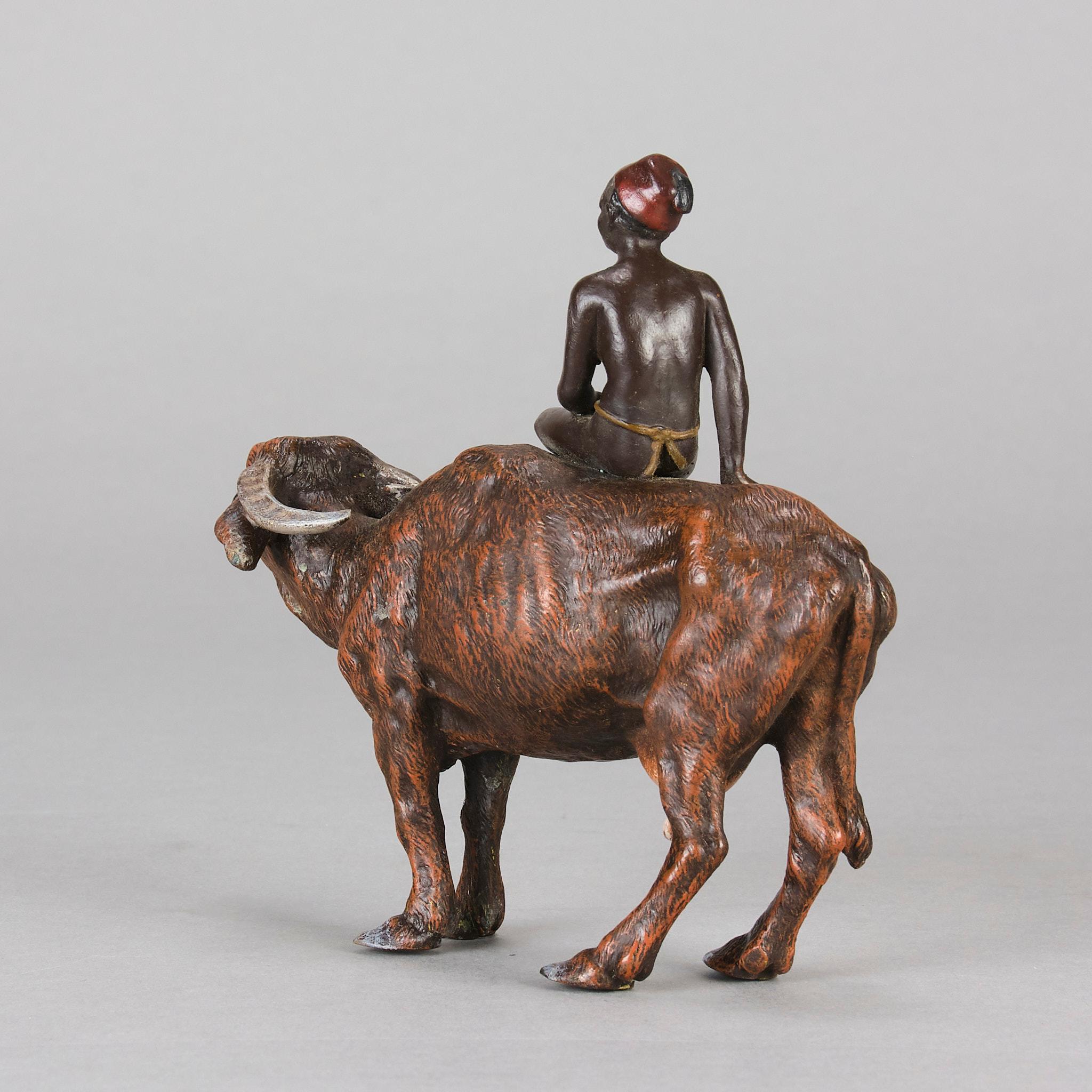 Cold-bemalte Bronzeskulptur „Boy on Ox“ aus dem frühen 20. Jahrhundert von Franz Bergman im Angebot 2