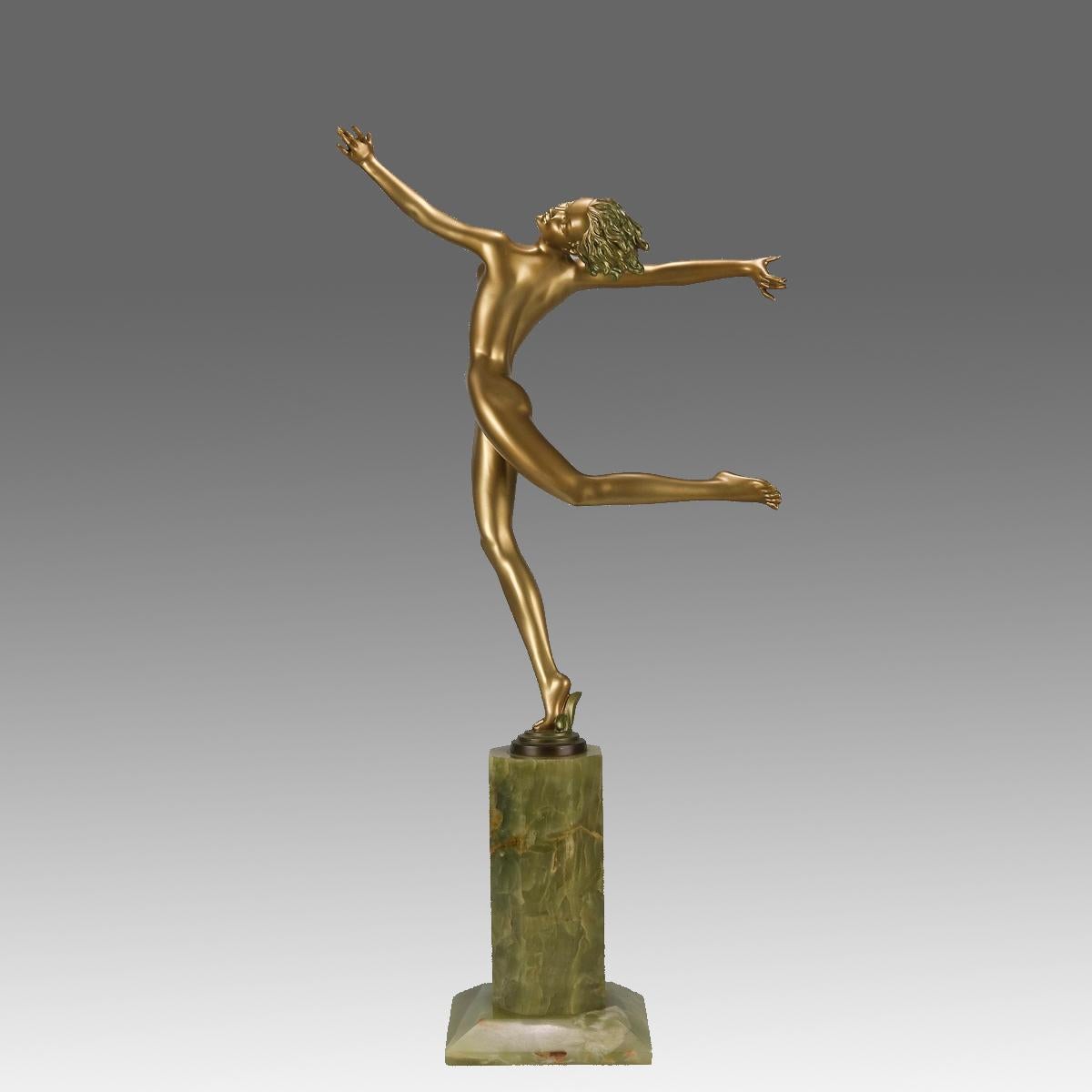 Eine beschwingte, kalt bemalte Bronzefigur einer Tänzerin in energischer Pose aus dem frühen 20. Jahrhundert mit ausgezeichneten Farben und sehr feinen Oberflächendetails, die auf einem hohen Sockel aus brasilianischem grünem Onyx steht und von