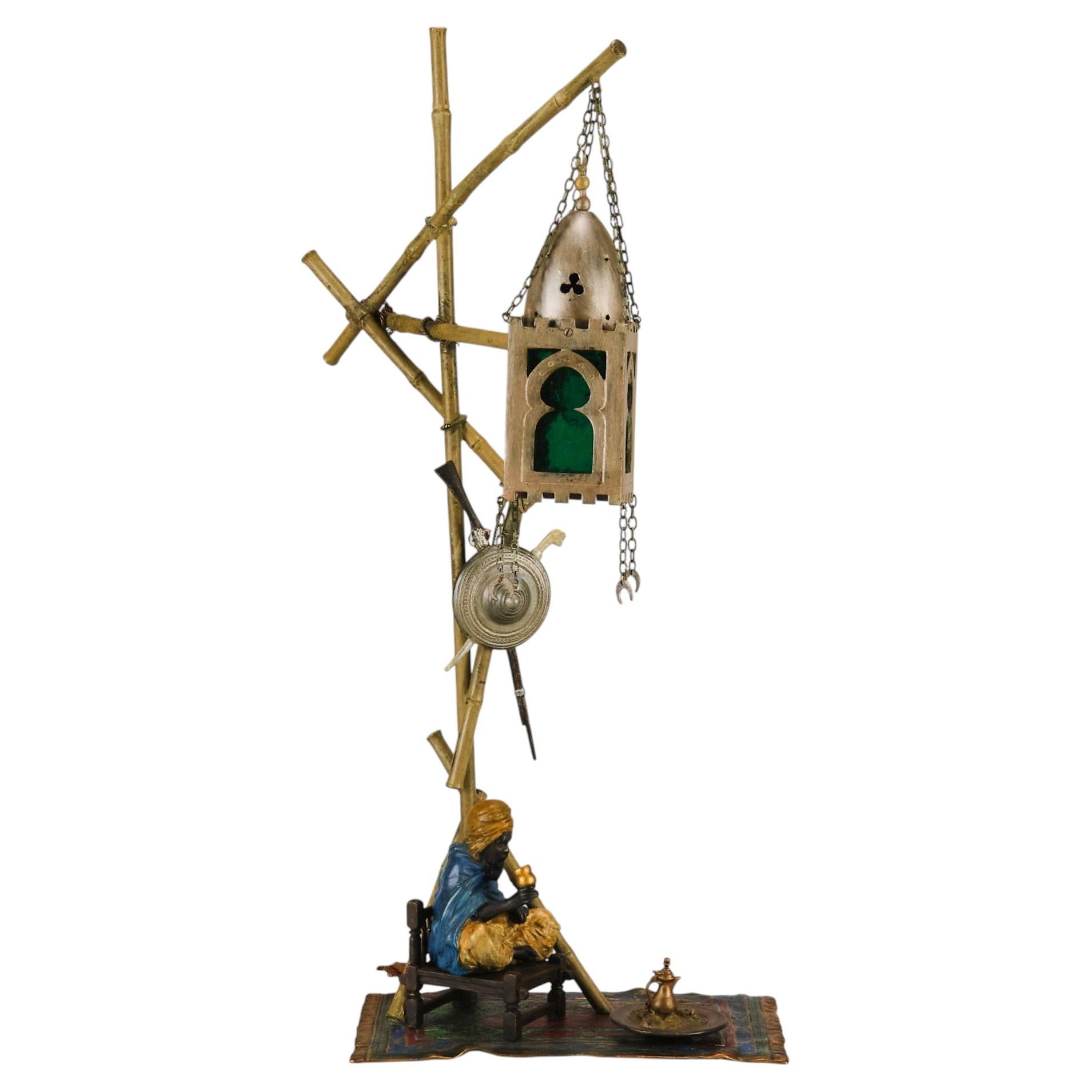 «Lámpara árabe sentada» de bronce pintado en frío de principios del siglo XX, obra de Franz Bergman en venta