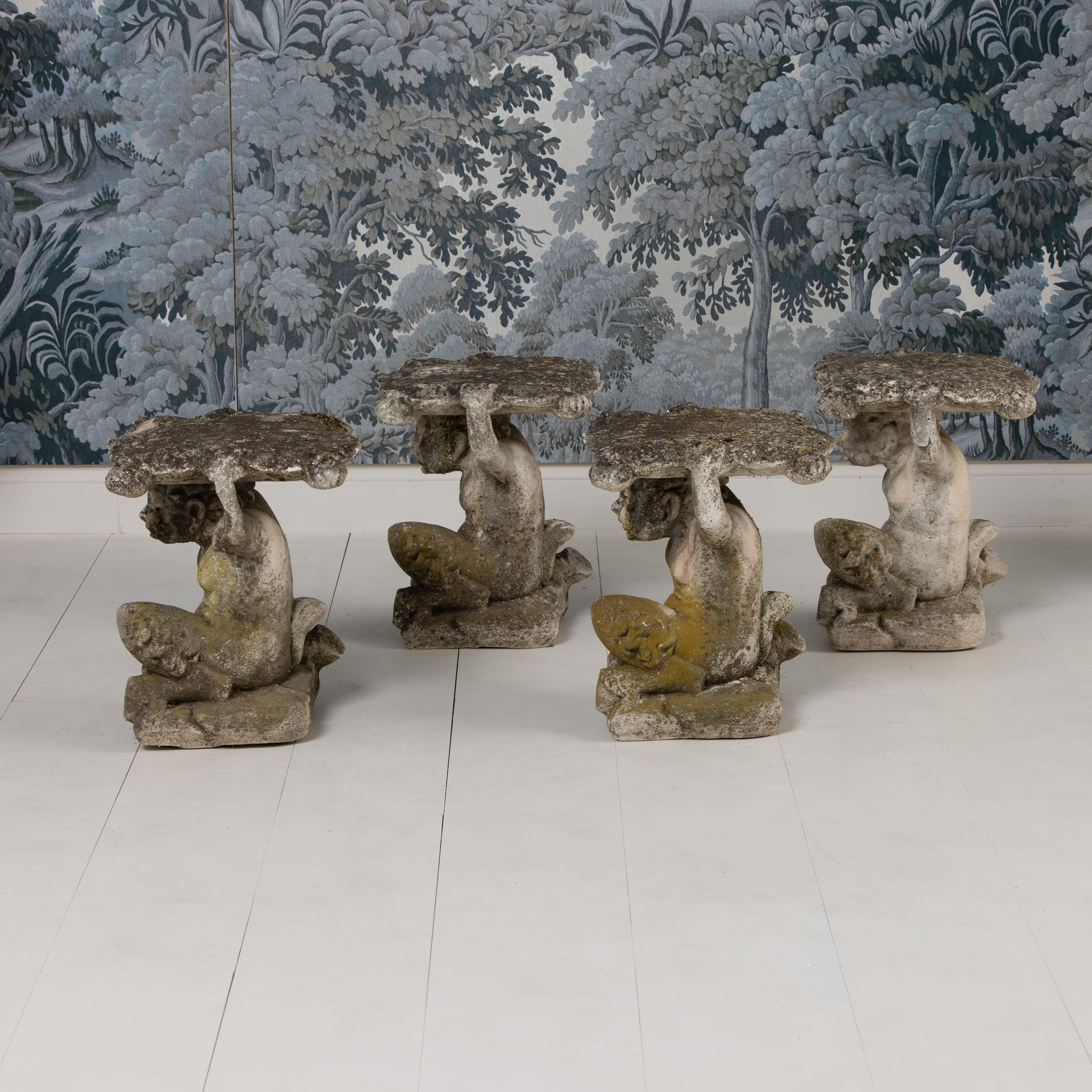 Colección de cuatro taburetes de pie de hormigón para jardín, como faunos en el bosque. Encantadoras figuras con pátina natural, líquenes y pátina por el paso del tiempo. Alrededor de 1920.