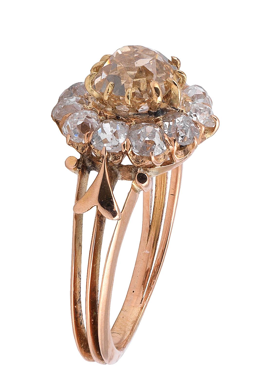 
Old-mine cushion-cut cinnamon-colored diamond ring, with clustered white diamonds, set in gold.
English, ca. 1900.
(center stone approx.  0,70 cts)
Size 6 3/4