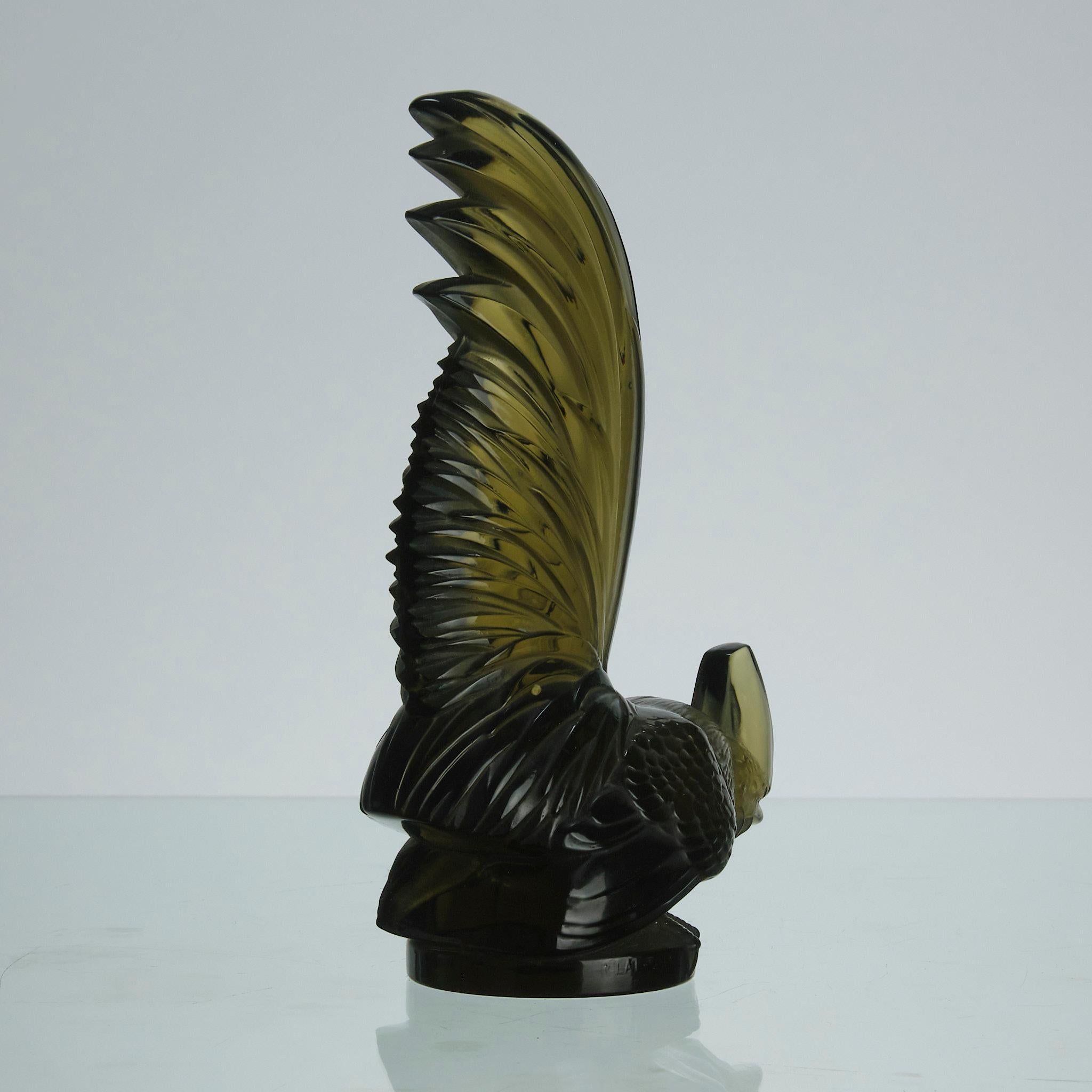 20ième siècle Mascotte de voiture en verre coloré du début du 20e siècle intitulée Coq Nain par René Lalique