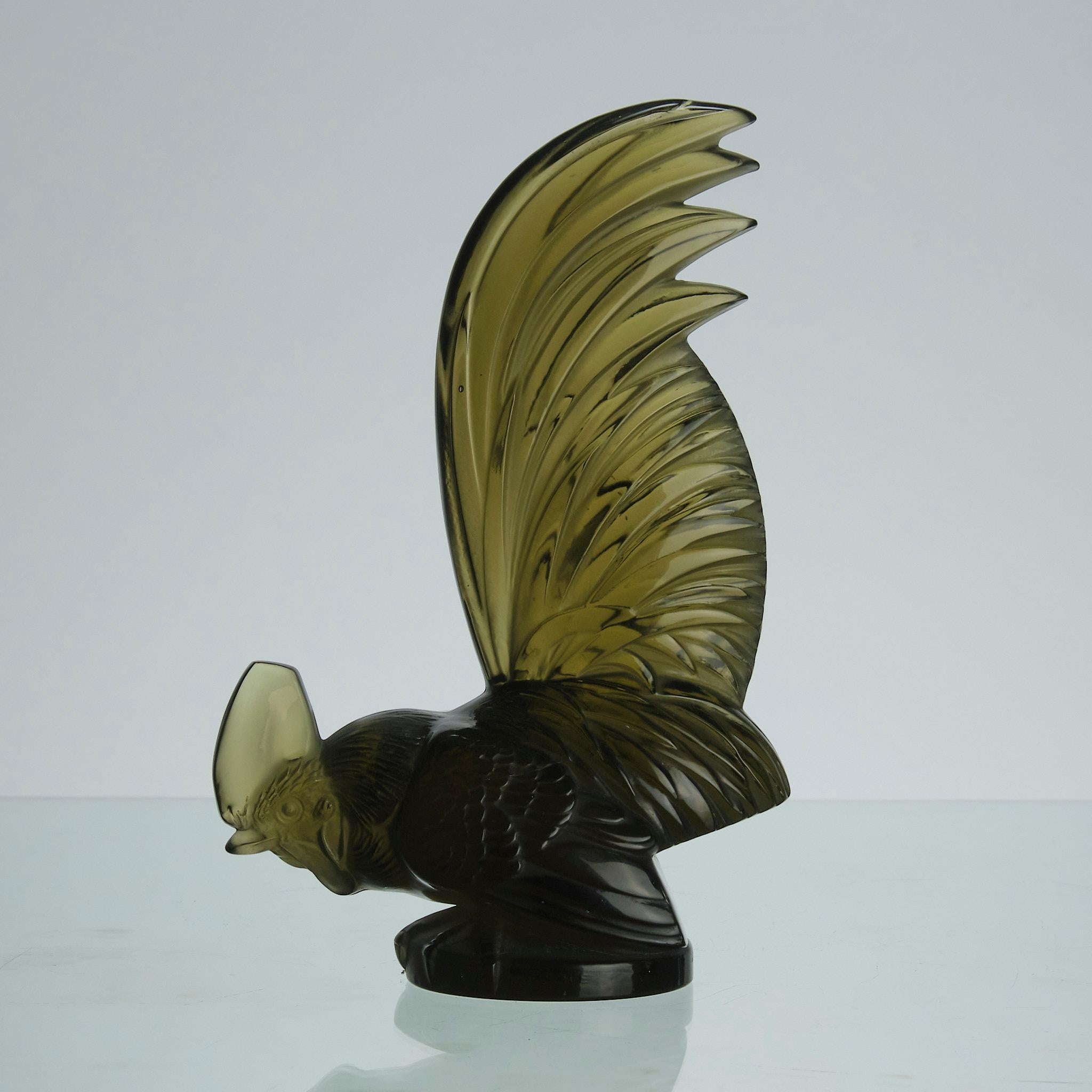 Français Mascotte de voiture en verre coloré du début du 20e siècle intitulée Coq Nain par René Lalique