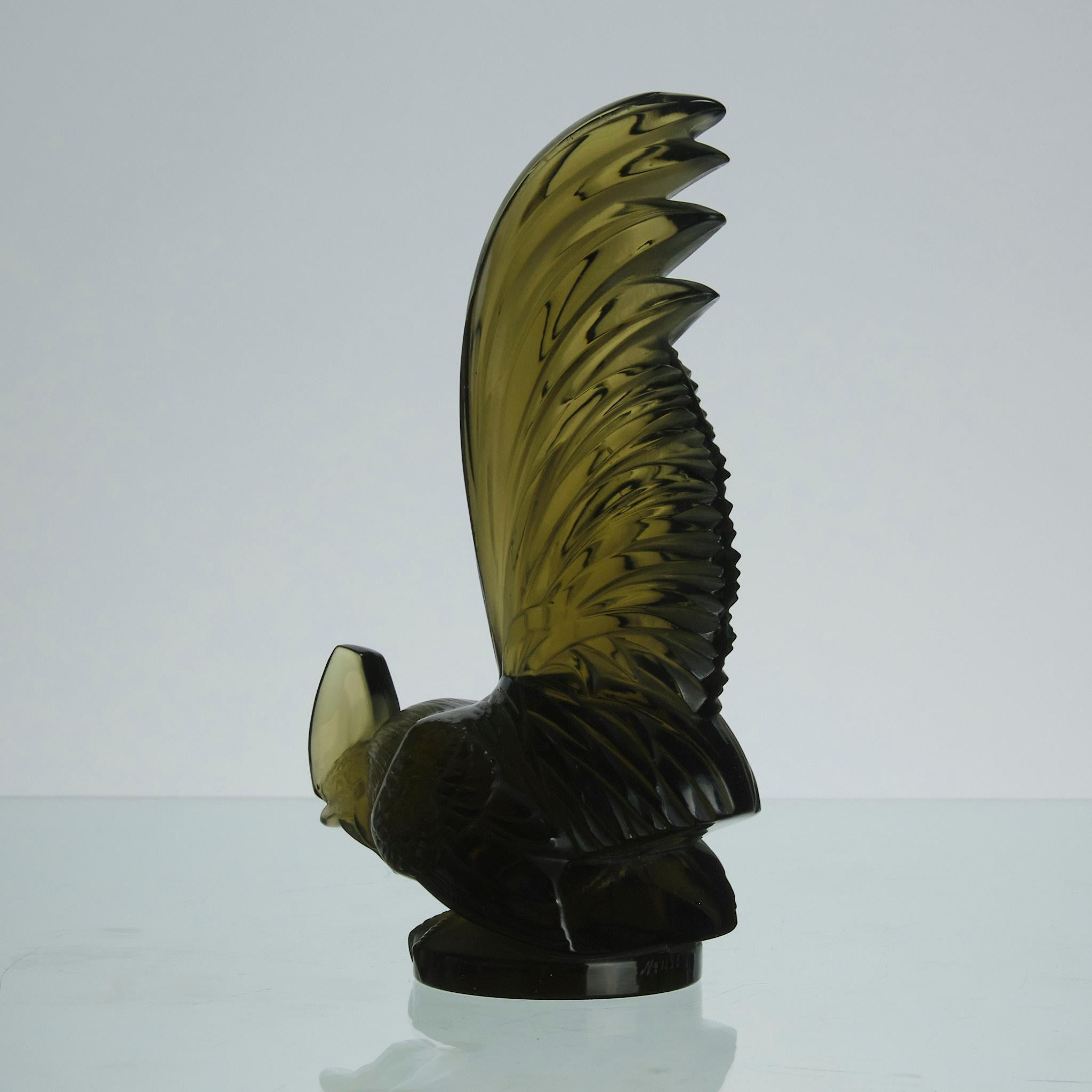 Moulé Mascotte de voiture en verre coloré du début du 20e siècle intitulée Coq Nain par René Lalique