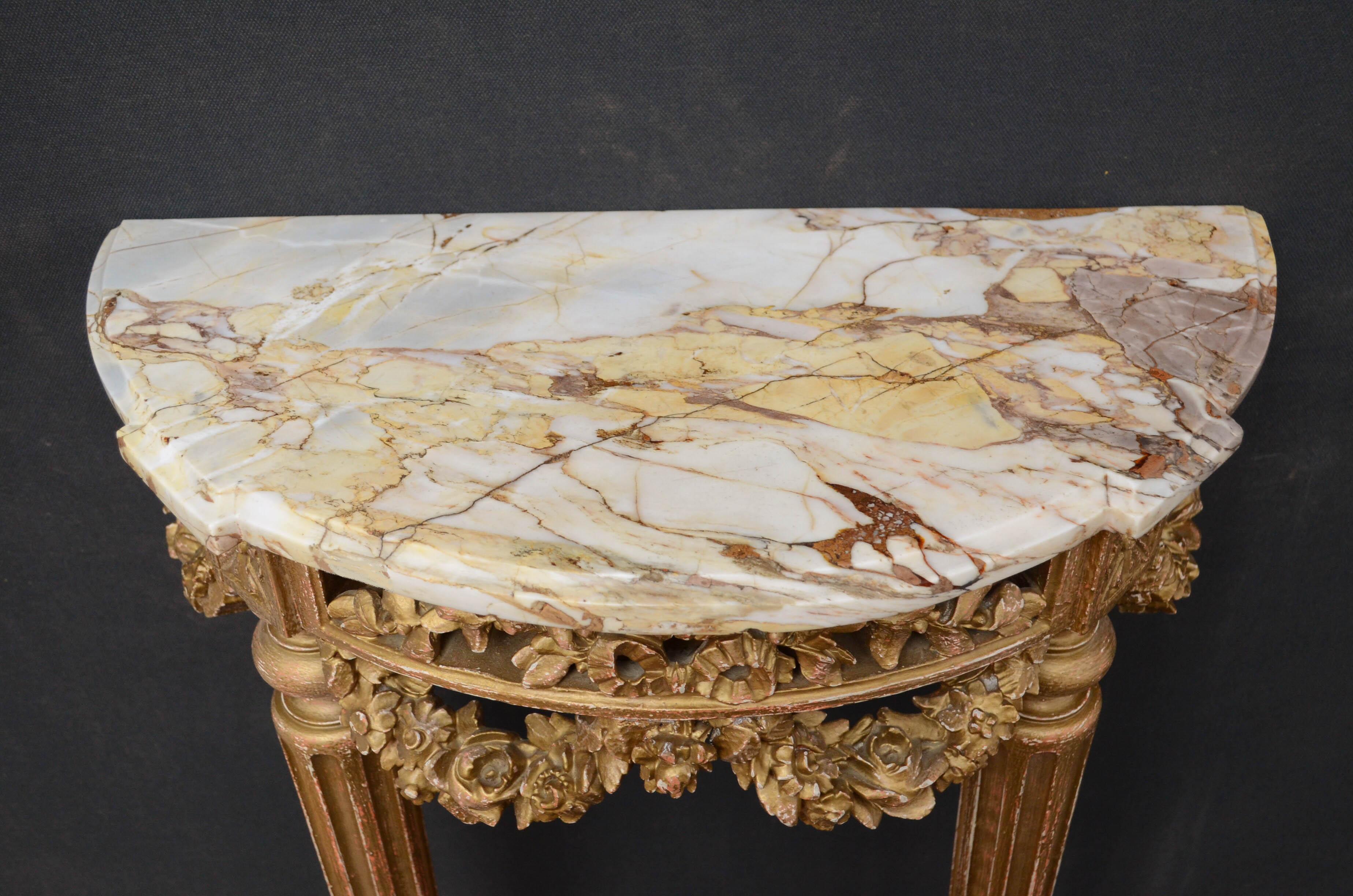Sn4550 French painted hall table with original veined marble, carved frieze and swags, standing on turned, reeded legs united by carved stretcher, circa 1930
Measures: H 34