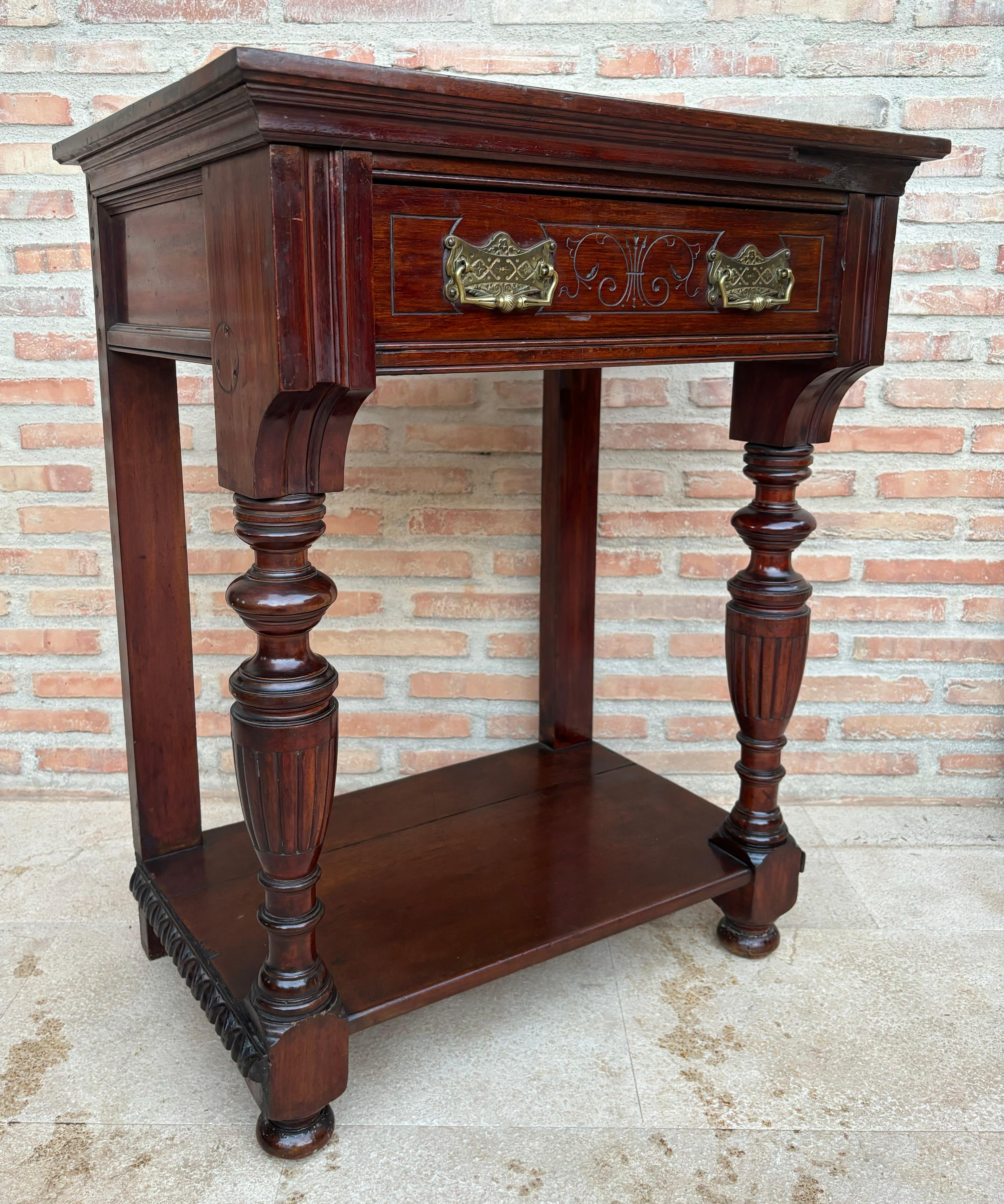 Konsolentisch Hilfsmöbel aus massivem Nussbaumholz. Sein viktorianischer Stil verleiht dem Raum Eleganz. Er hat eine Schublade und ein niedriges offenes Regal.