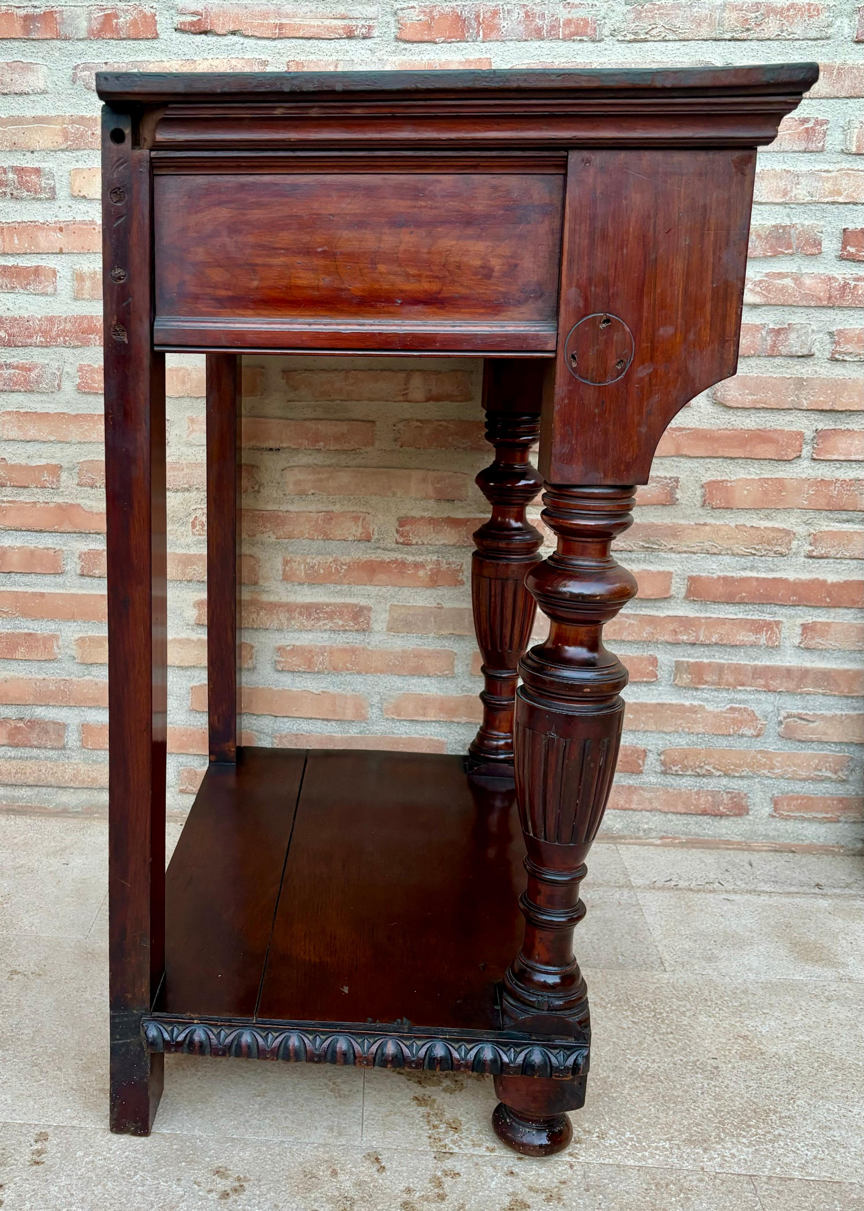 Konsolentisch des frühen 20. Jahrhunderts mit einer Schublade und niedrigem, offenem Regal, 1920er Jahre im Zustand „Gut“ im Angebot in Miami, FL