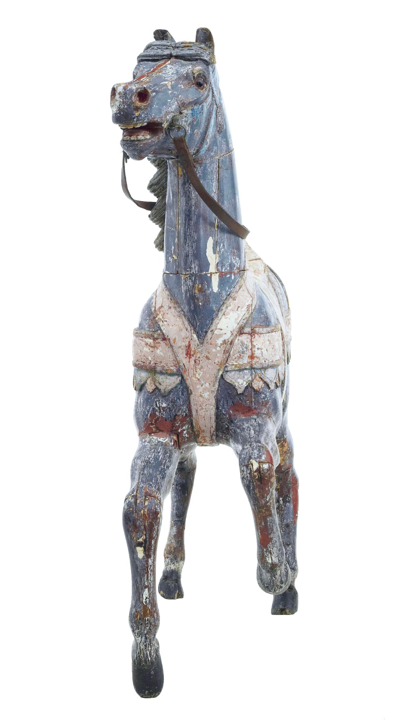 Caballo de carrusel decorativo continental de principios del siglo XX, circa 1900.

Caballo de tiovivo único pintado en estilo continental hacia 1900. Excelente oportunidad de poseer este artículo tan decorativo. Ahora con sus capas originales de