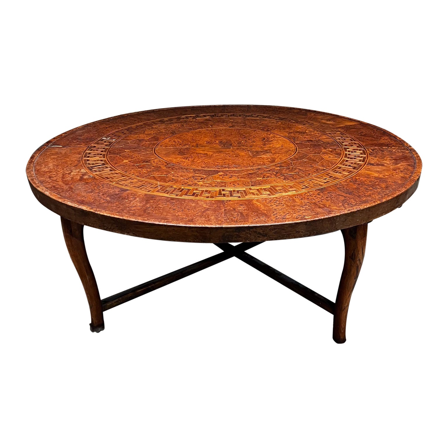 Table centrale en noyer incrusté de style néoclassique continental du début du 20e siècle en vente