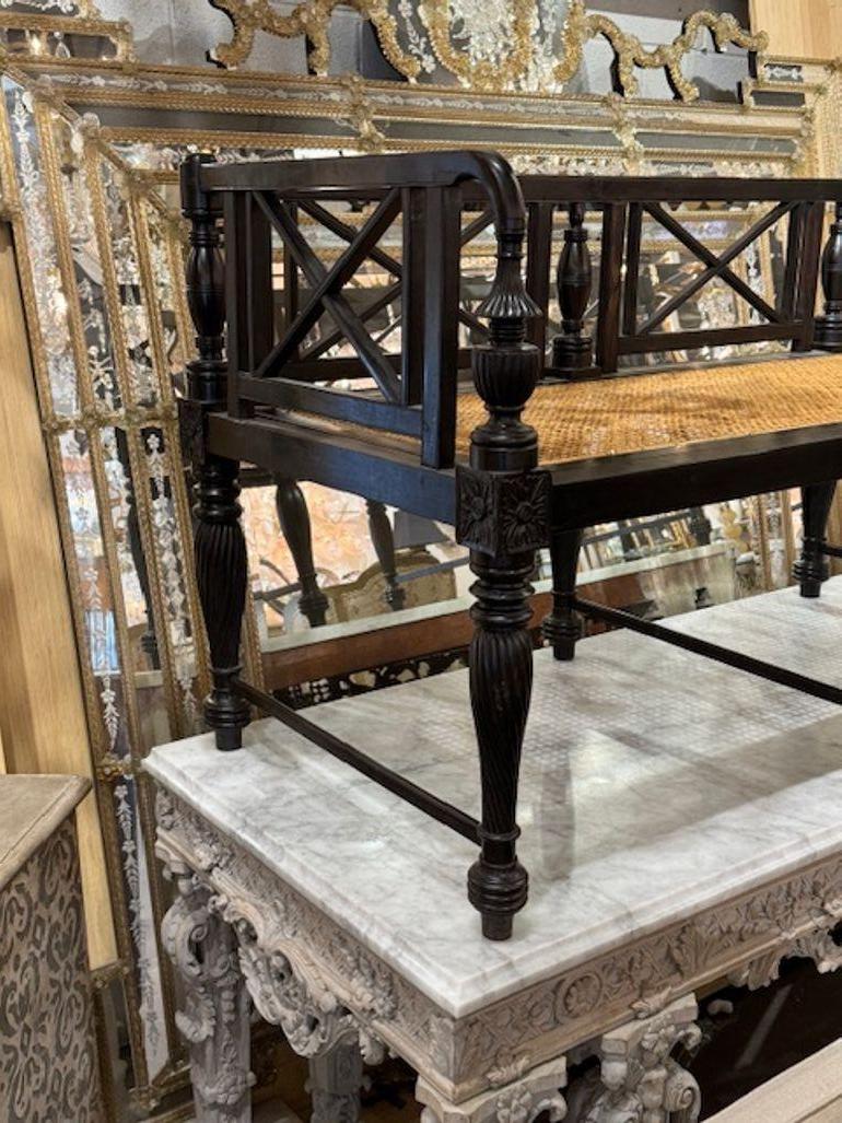 Sillón de estilo continental de principios del siglo XX tallado y ebonizado en venta 5