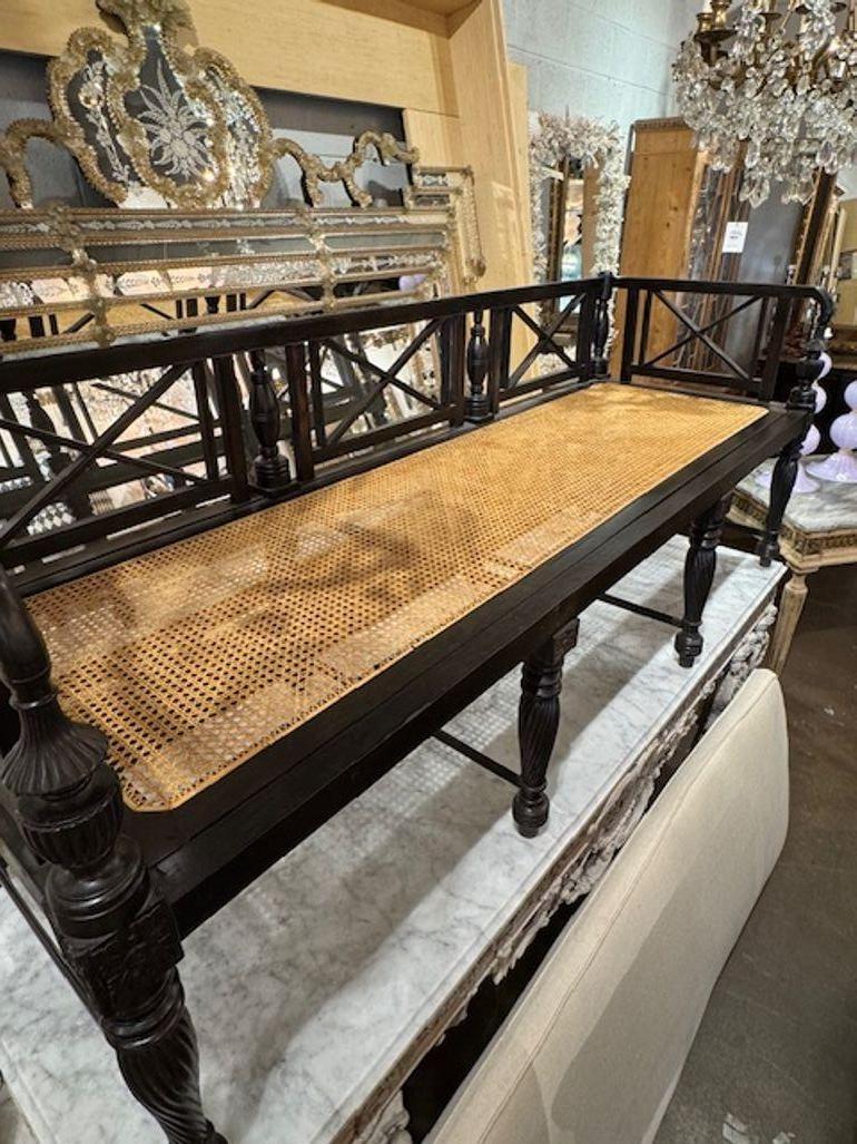 Se trata de un canapé de estilo continental de principios del siglo XX, con tallas y acabado ebonizado. El sofá presenta un diseño lujoso y elegante típico del estilo continental, que lo convierte en una pieza destacada en cualquier salón o sala de