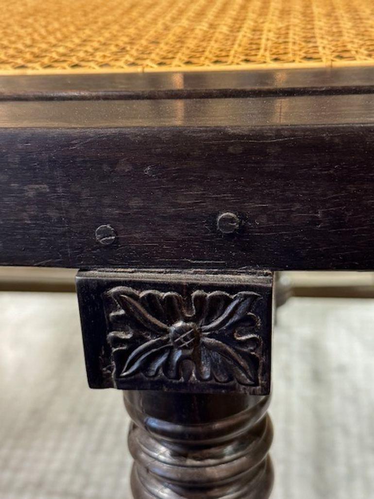 Sillón de estilo continental de principios del siglo XX tallado y ebonizado Caña en venta