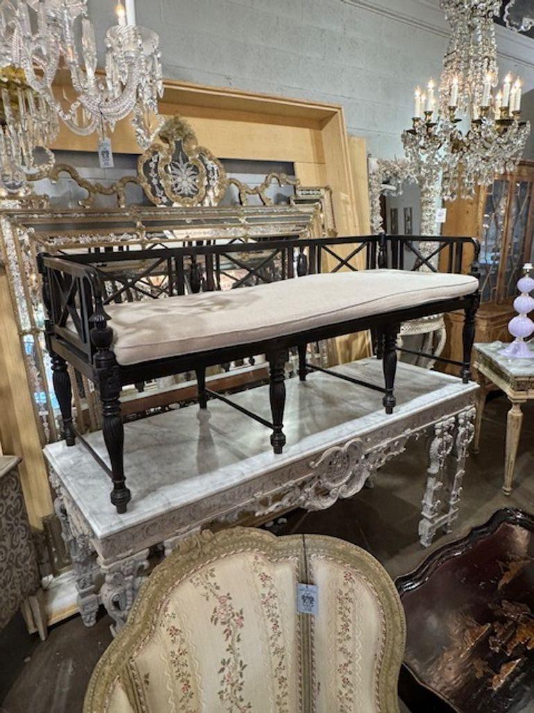 Sillón de estilo continental de principios del siglo XX tallado y ebonizado en venta 1