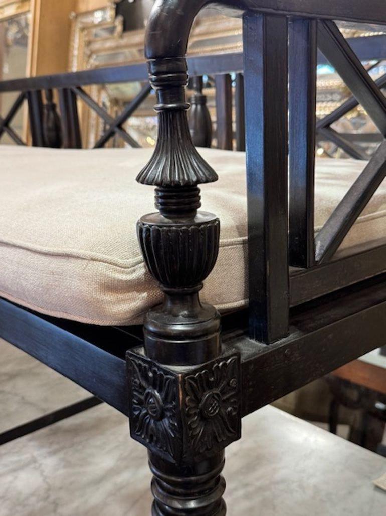 Sillón de estilo continental de principios del siglo XX tallado y ebonizado en venta 2