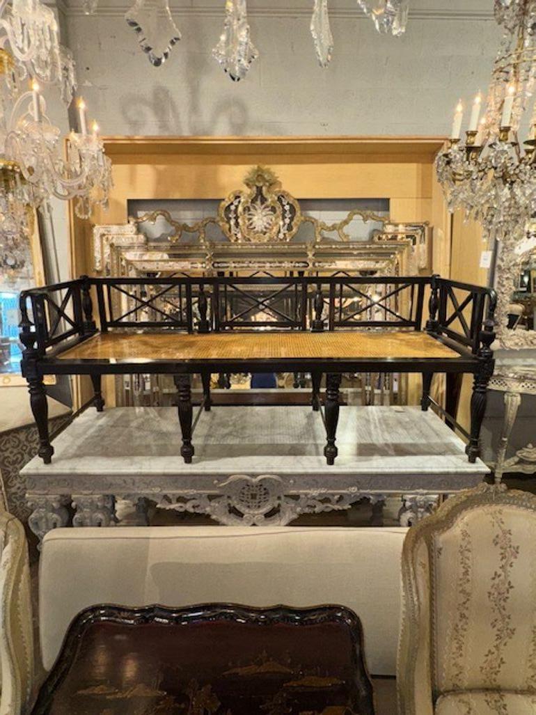 Sillón de estilo continental de principios del siglo XX tallado y ebonizado en venta 3