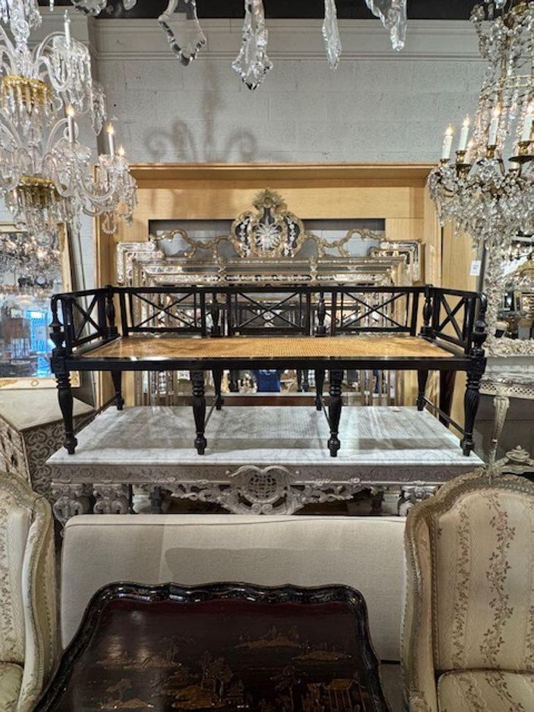 Sillón de estilo continental de principios del siglo XX tallado y ebonizado en venta 4