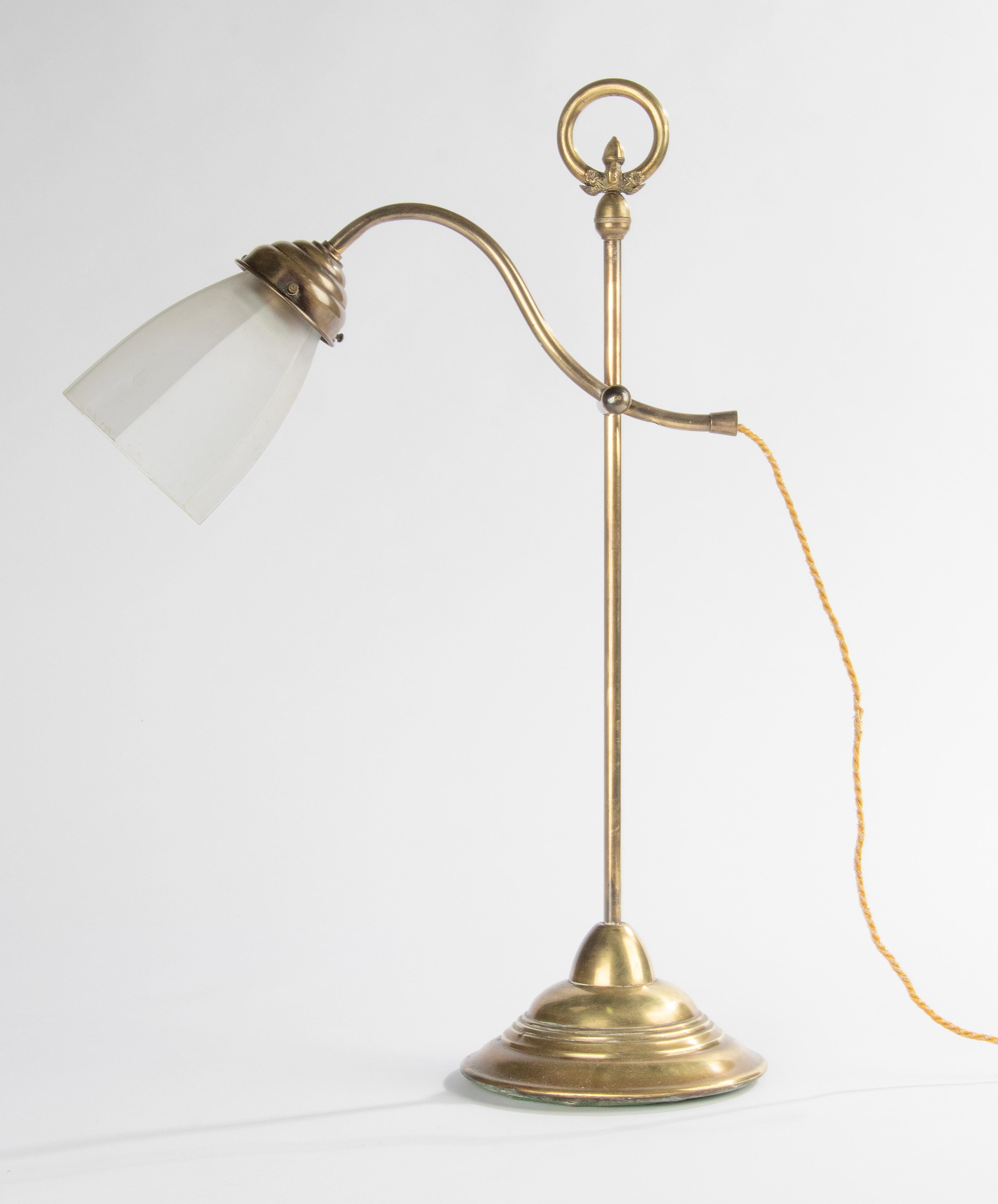 Français Lampe de bureau réglable en cuivre du début du 20e siècle en vente