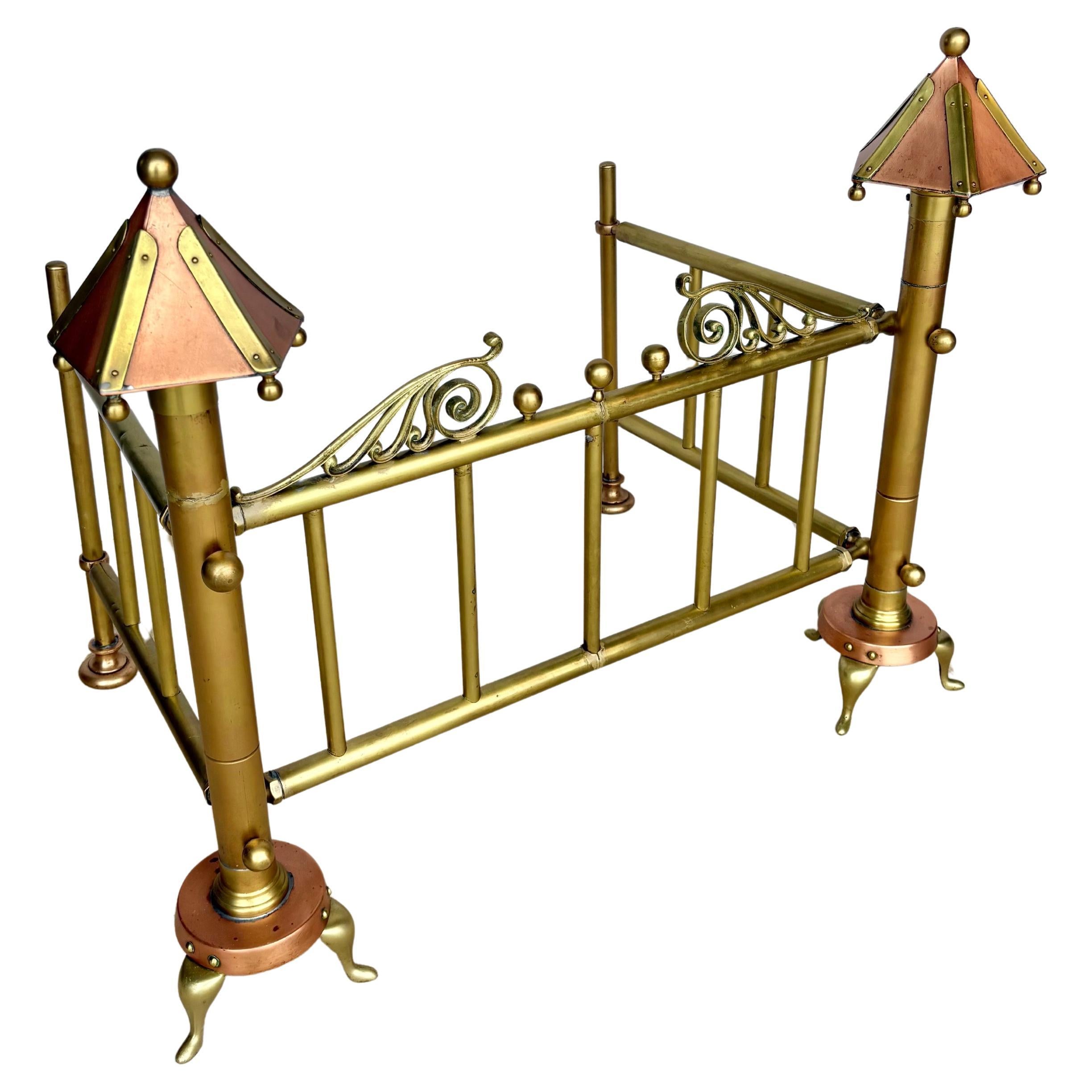 Ce déflecteur de cheminée unique du début du 20e siècle a été fabriqué à la main en cuivre et en laiton au début des années 1900. La pièce présente une base encadrée de rails en laiton lourd avec des accents de cuivre. L'avant de l'aile est orné de