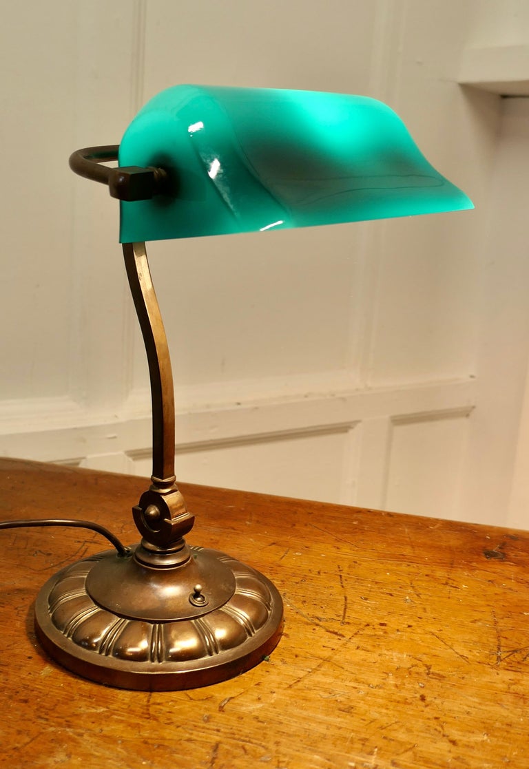 Lampe de bureau pour avocat en cuivre et verre vert du début du 20e siècle  En vente sur 1stDibs