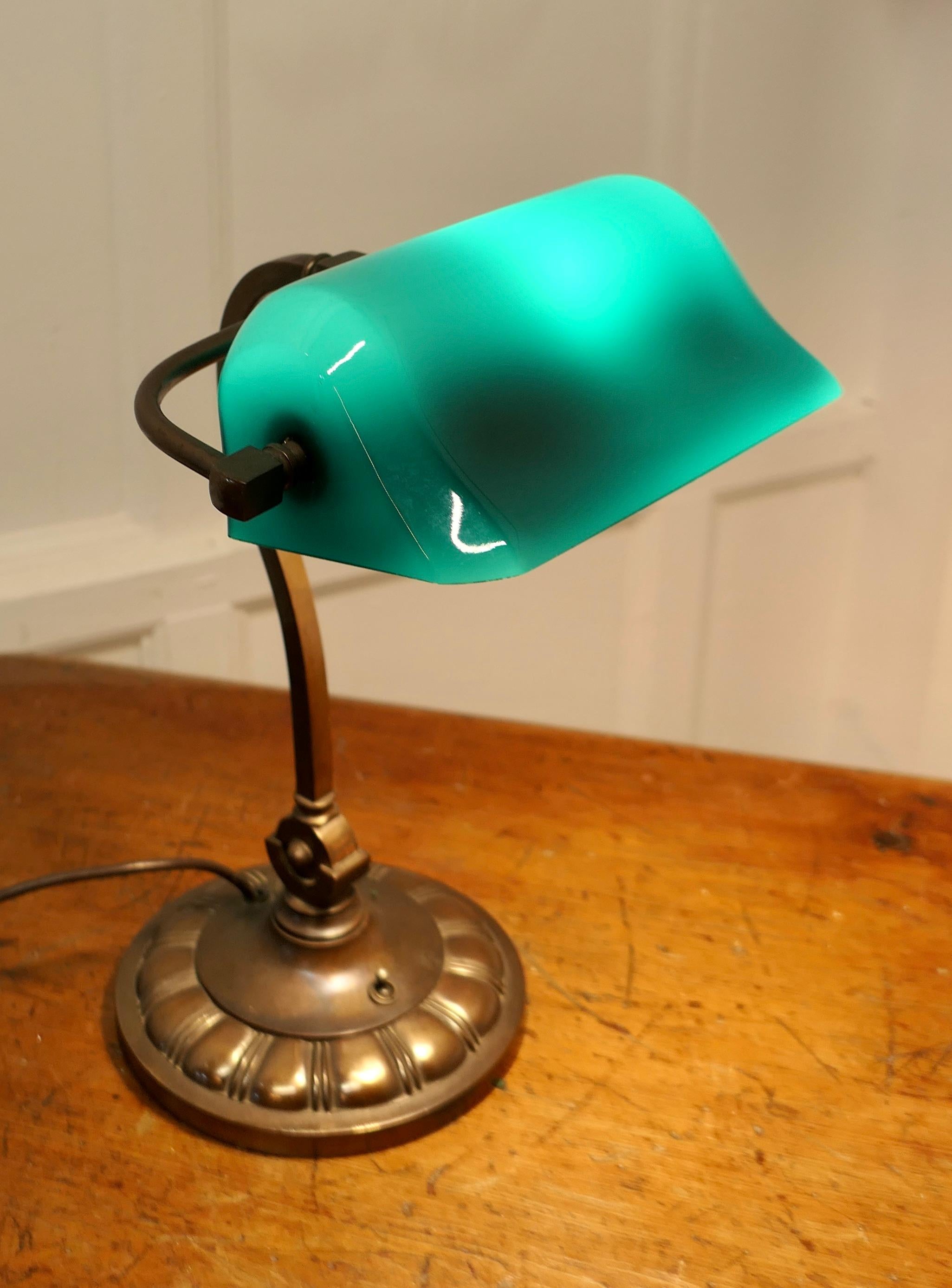 Schreibtischlampe aus Kupfer und grünem Glas für Anwälte aus dem frühen 20.    (Art déco) im Angebot