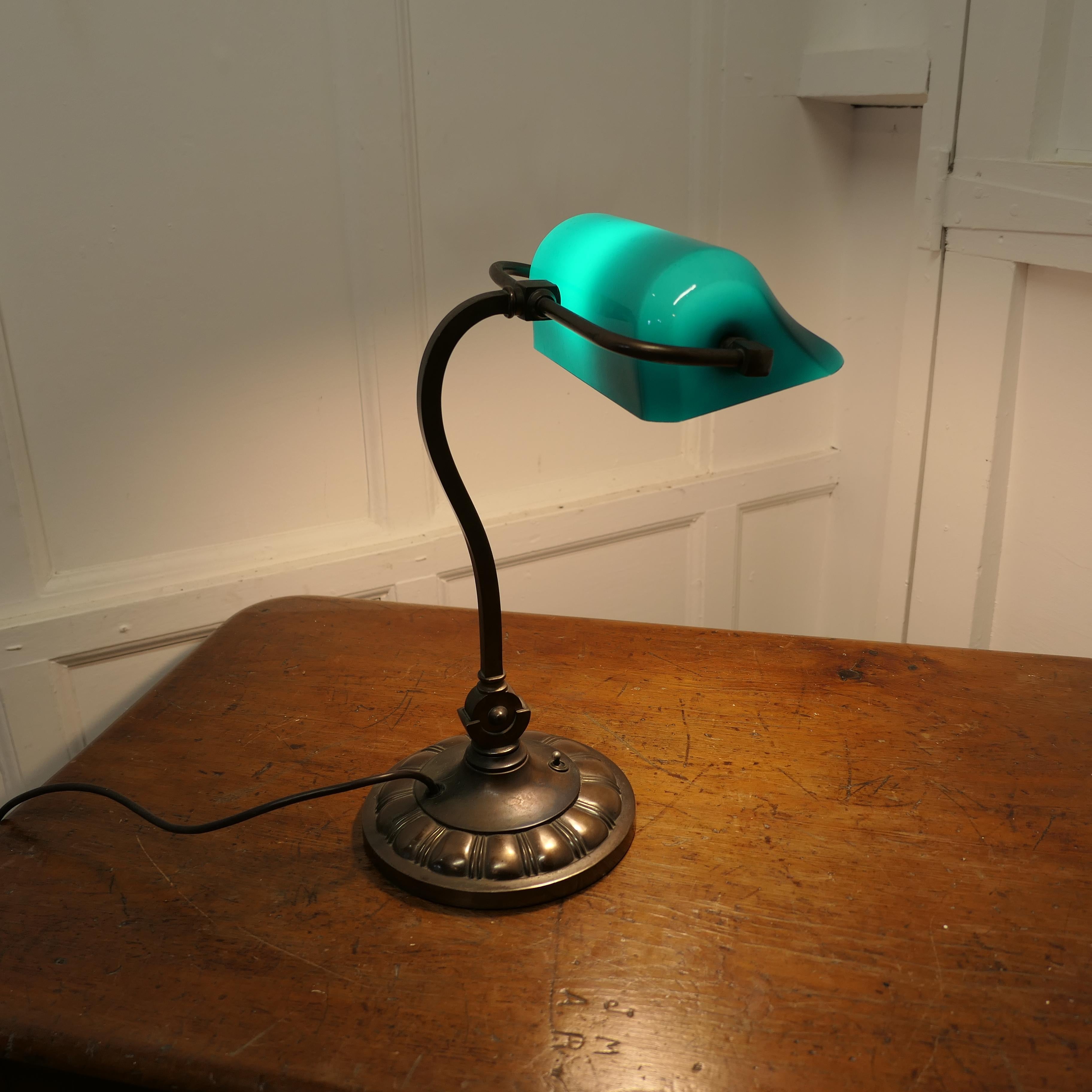 Early 20th Century Copper and Green Glass Barrister’s Desk Lamp    In Good Condition For Sale In Chillerton, Isle of Wight