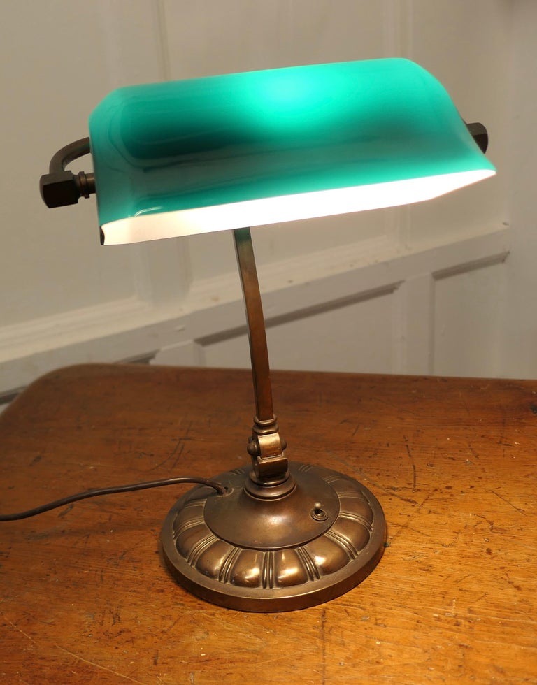 Lampada da tavolo per avvocato in rame e vetro verde dei primi del  Novecento in vendita su 1stDibs
