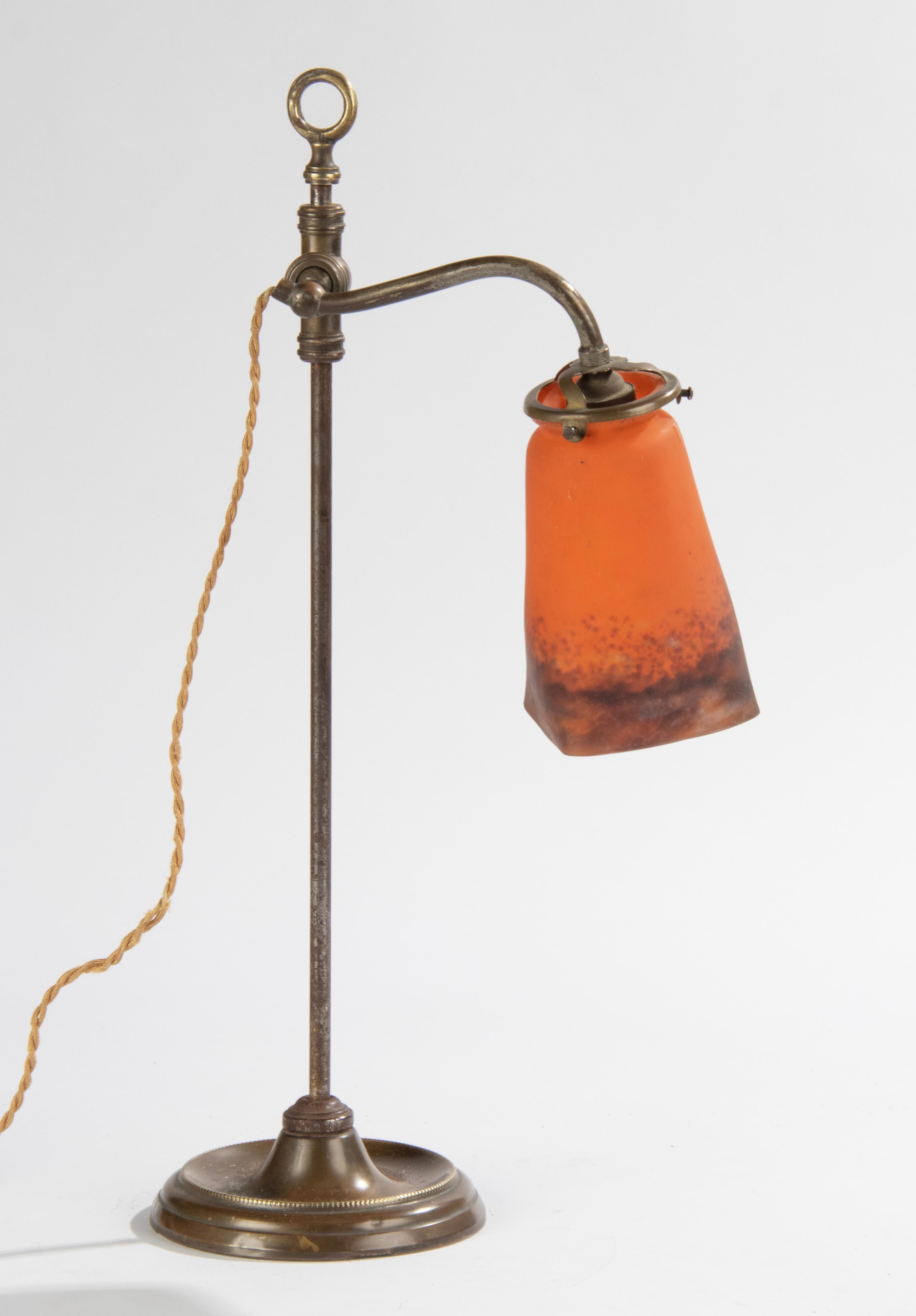 Lampe de table en cuivre du début du 20e siècle avec abat-jour en pâte de verre Muller Frères en vente 4