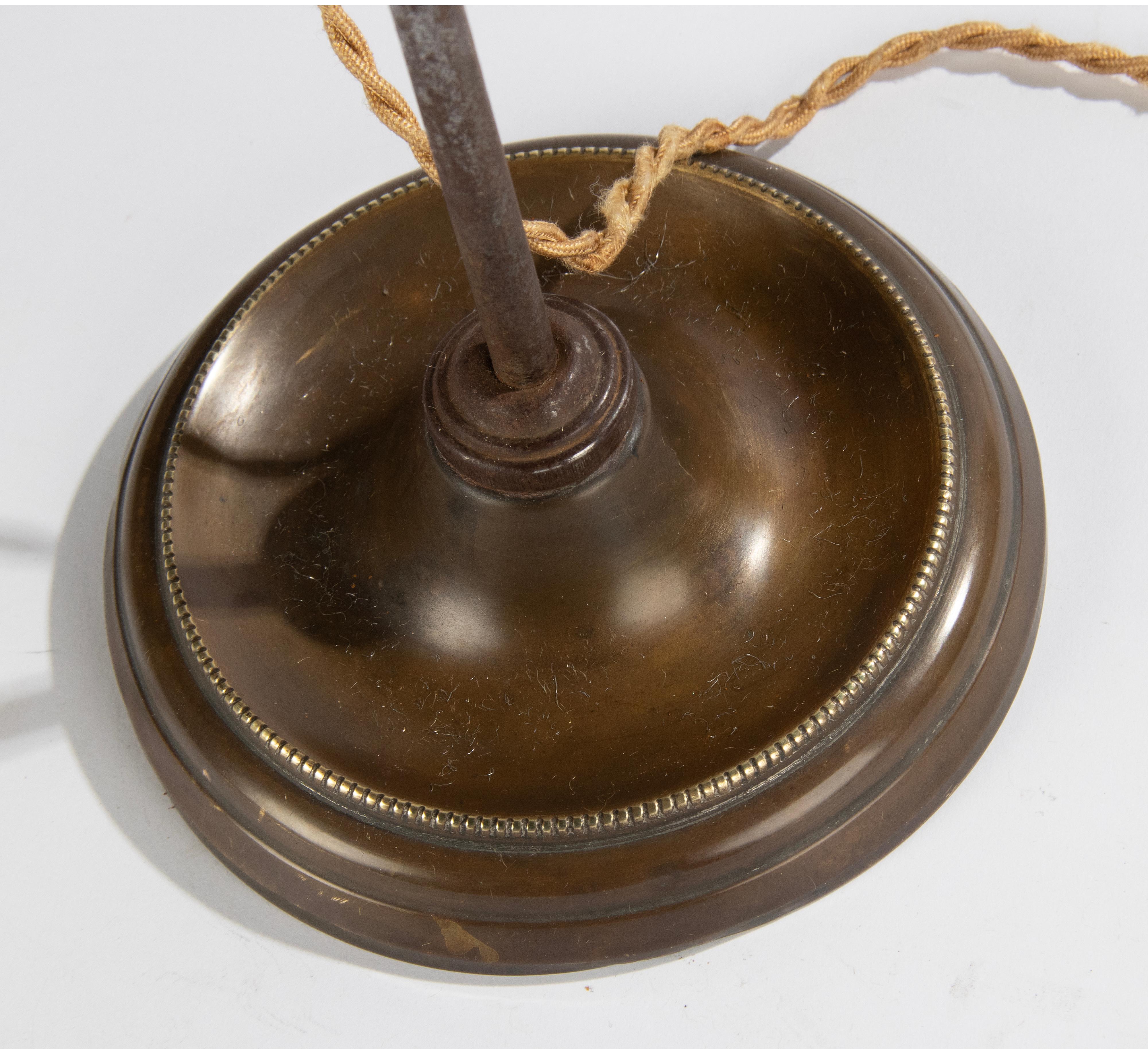 Lampe de table en cuivre du début du 20e siècle avec abat-jour en pâte de verre Muller Frères en vente 5