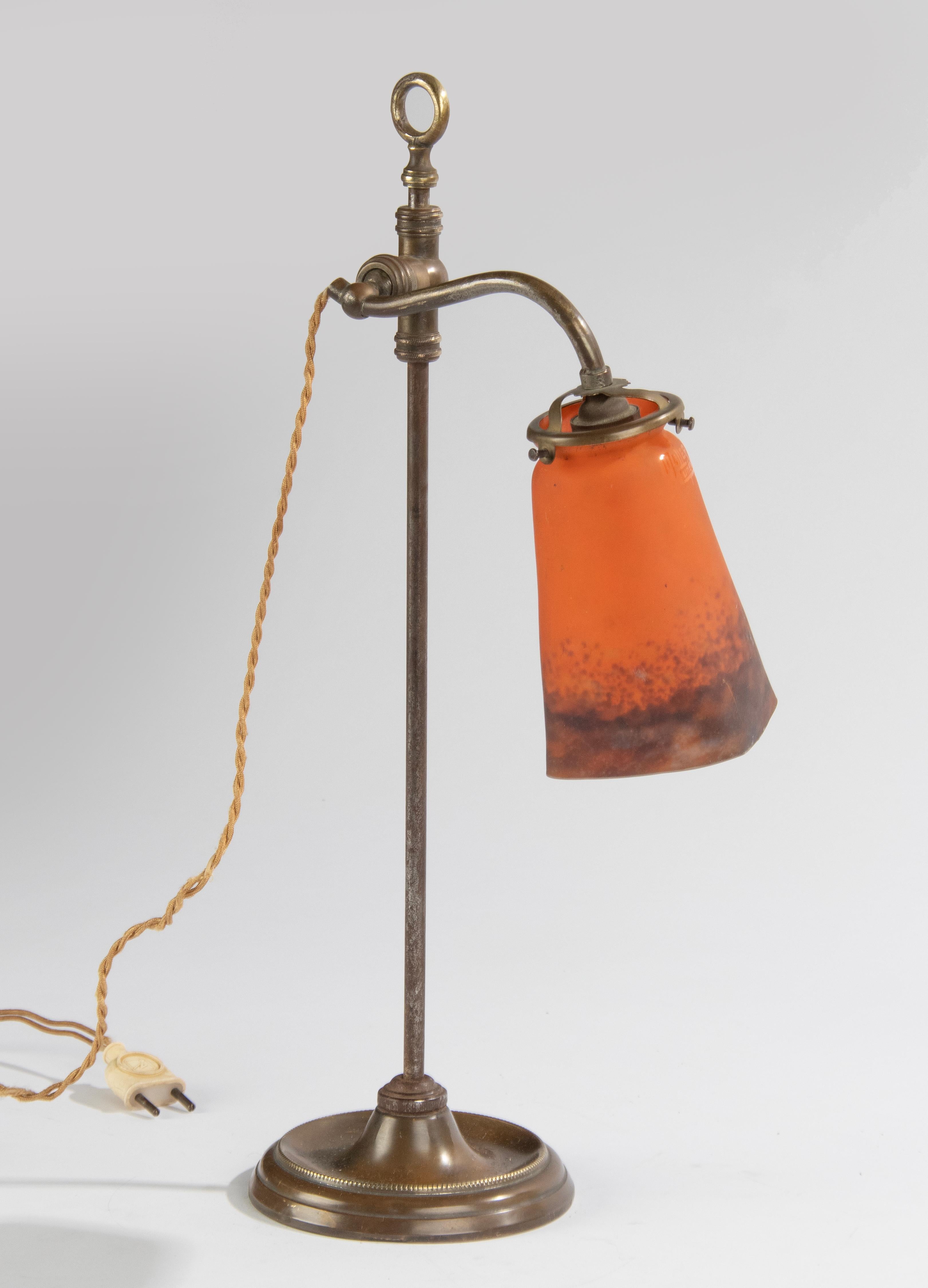 Lampe de table en cuivre du début du 20e siècle avec abat-jour en pâte de verre Muller Frères en vente 6