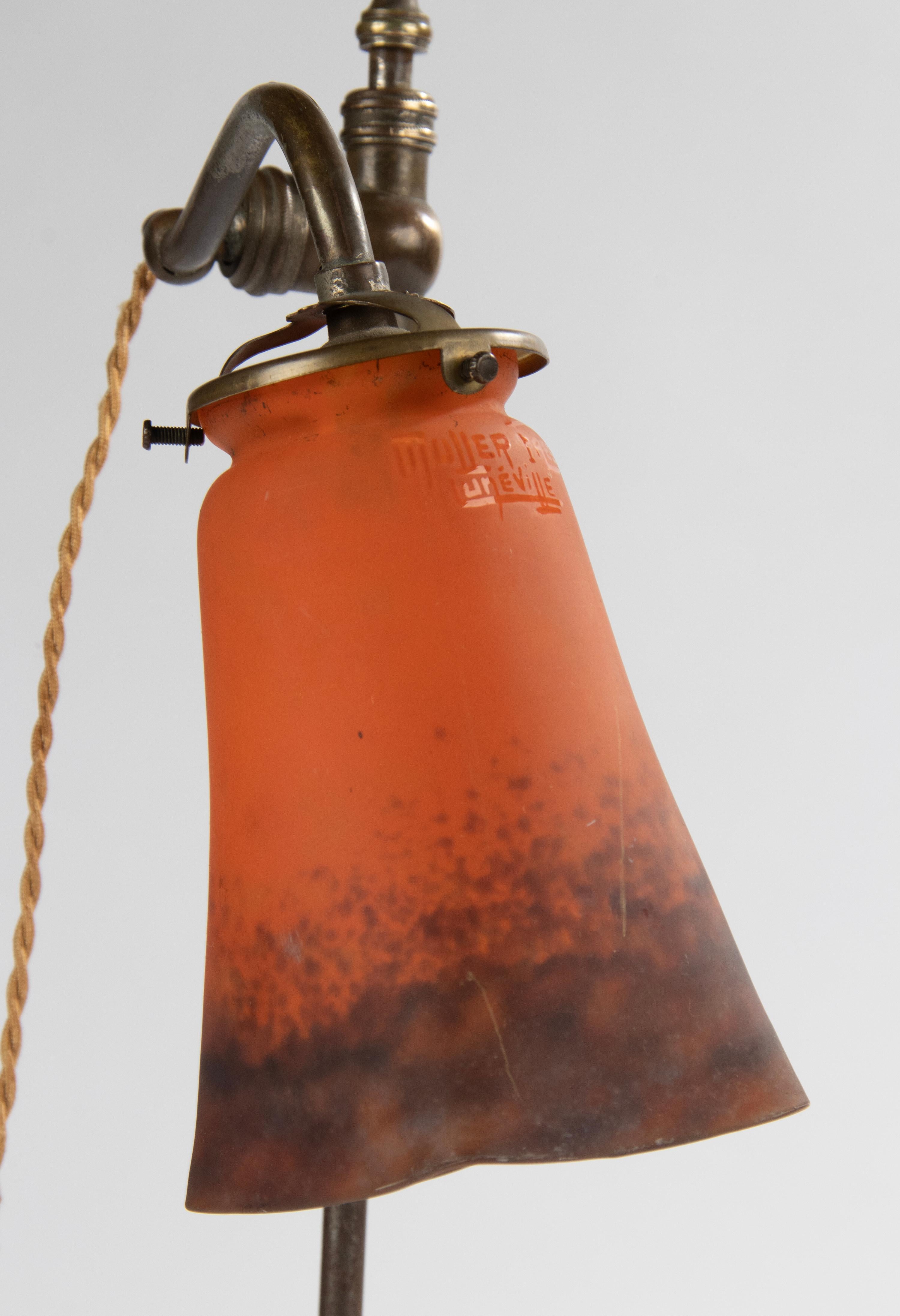 Lampe de table en cuivre du début du 20e siècle avec abat-jour en pâte de verre Muller Frères en vente 8