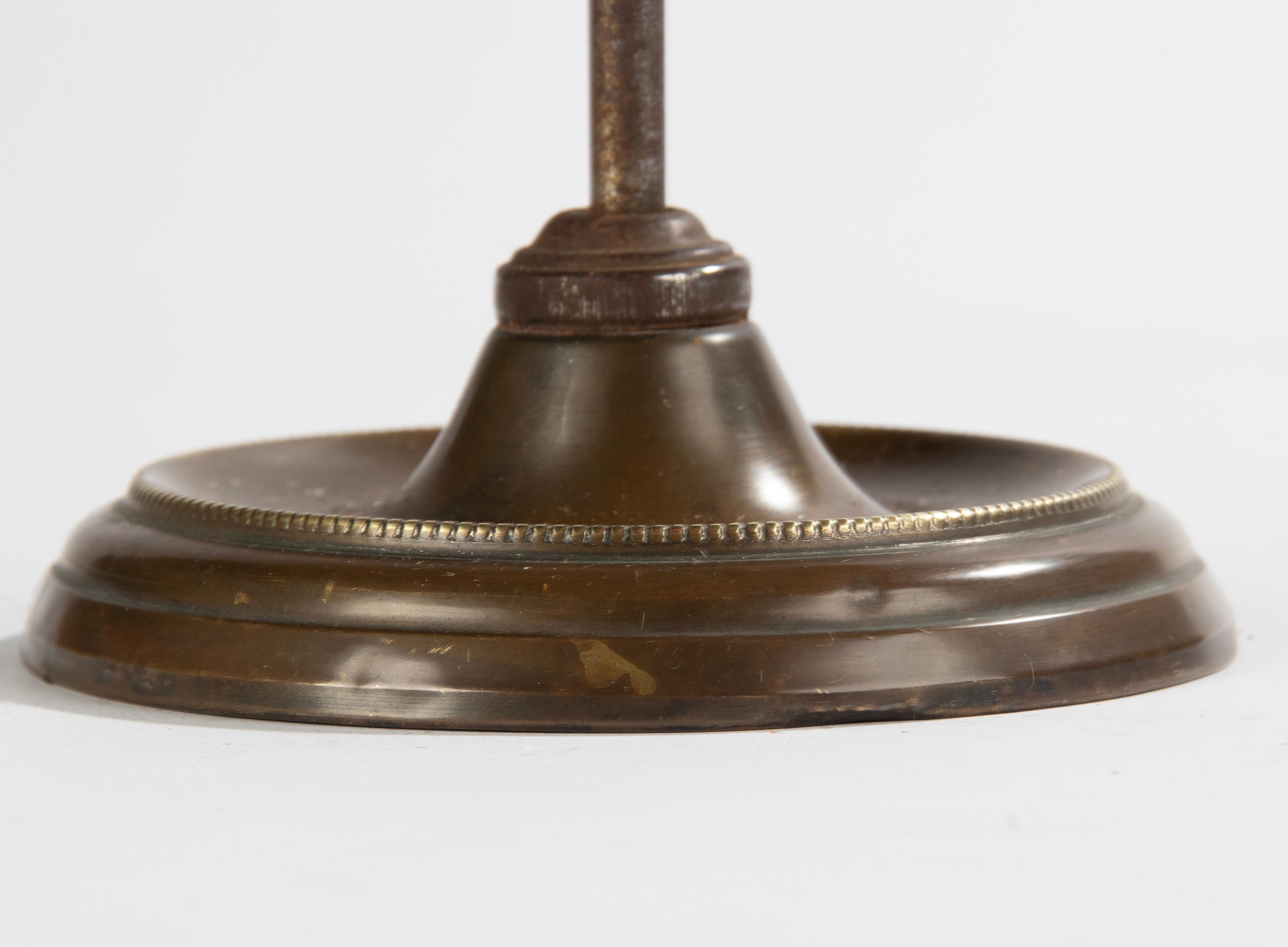 Lampe de table en cuivre du début du 20e siècle avec abat-jour en pâte de verre Muller Frères en vente 9