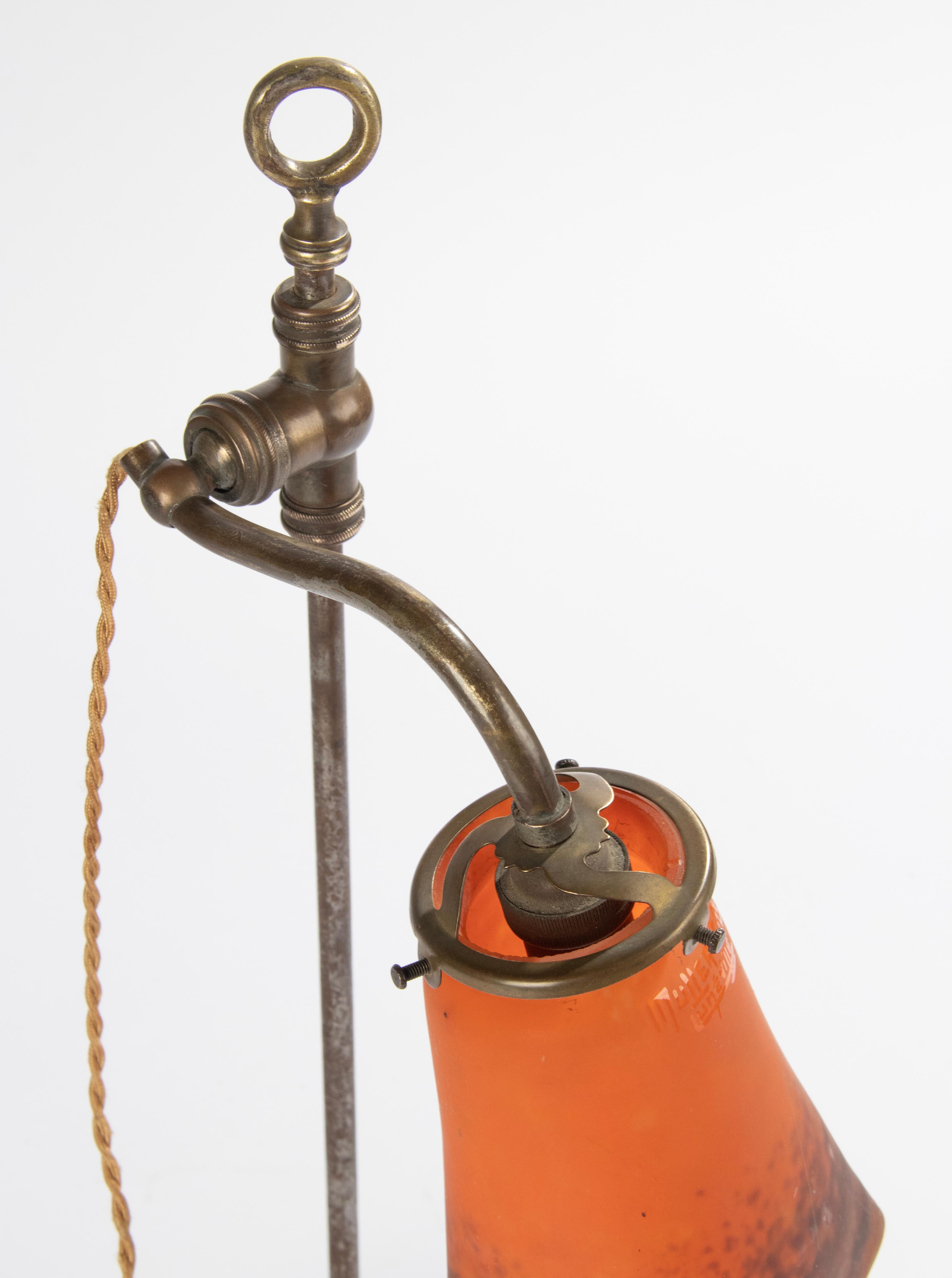 Lampe de table en cuivre du début du 20e siècle avec abat-jour en pâte de verre Muller Frères en vente 10