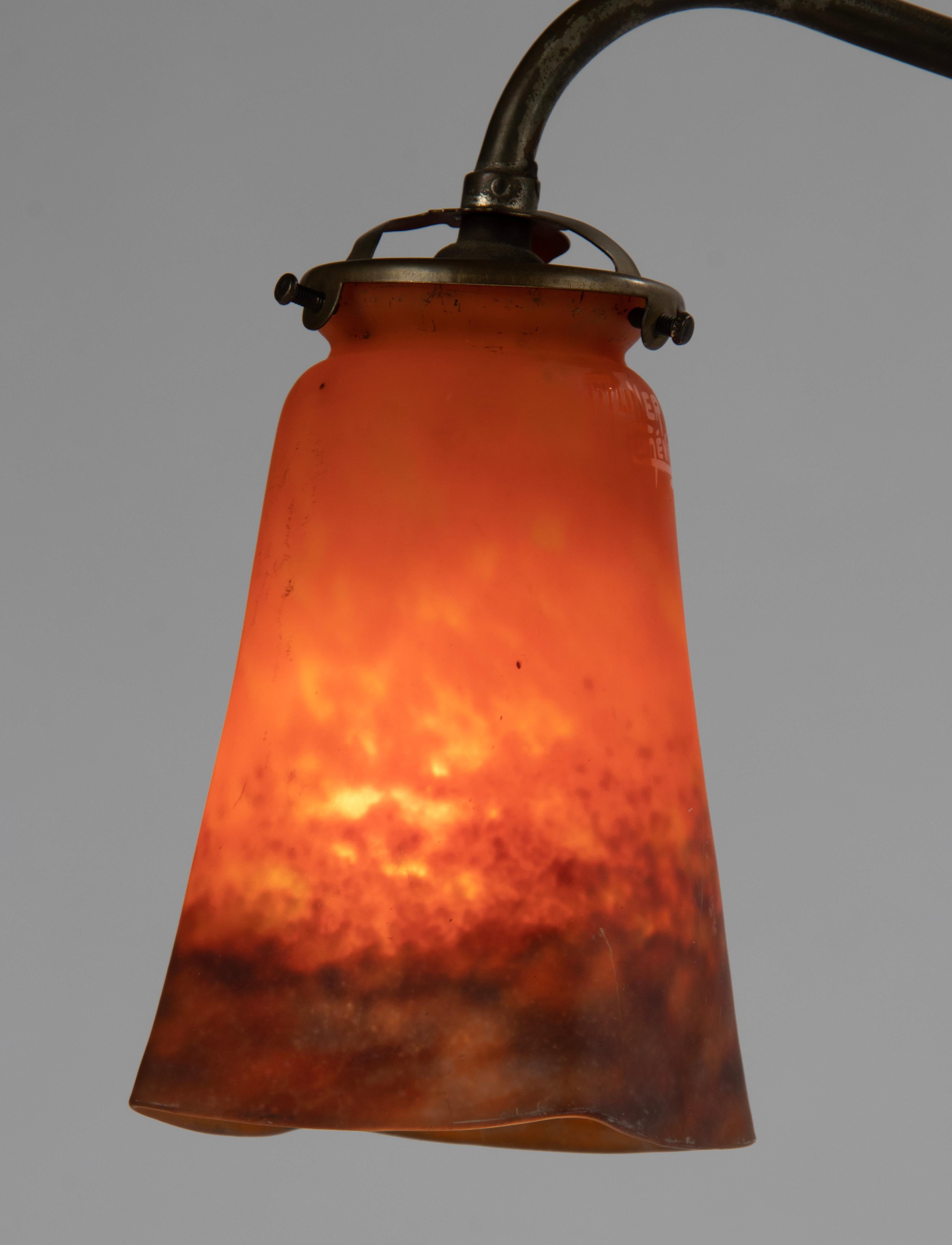 Lampe de table en cuivre du début du 20e siècle avec abat-jour en pâte de verre Muller Frères en vente 11