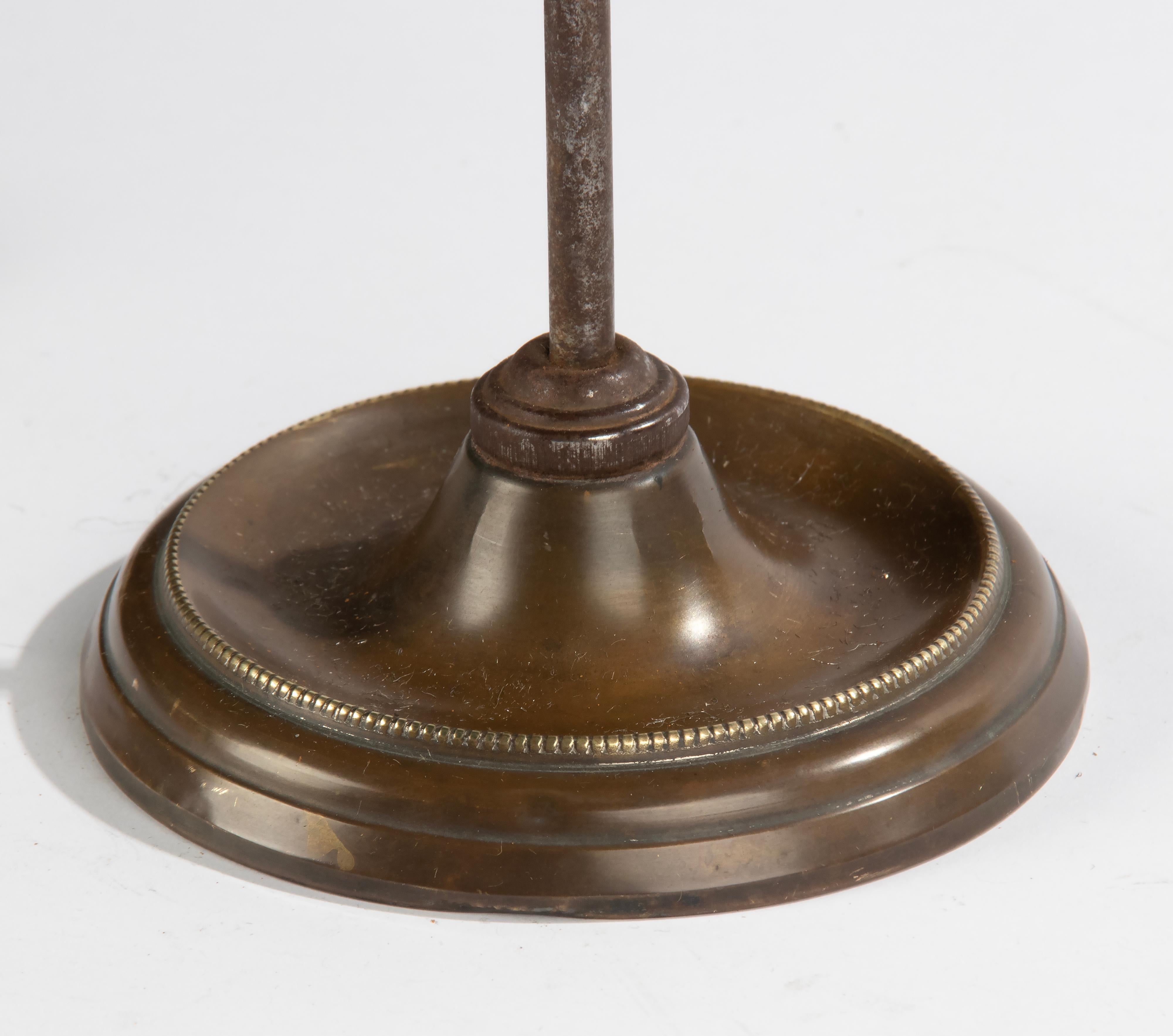 Lampe de table en cuivre du début du 20e siècle avec abat-jour en pâte de verre Muller Frères en vente 12