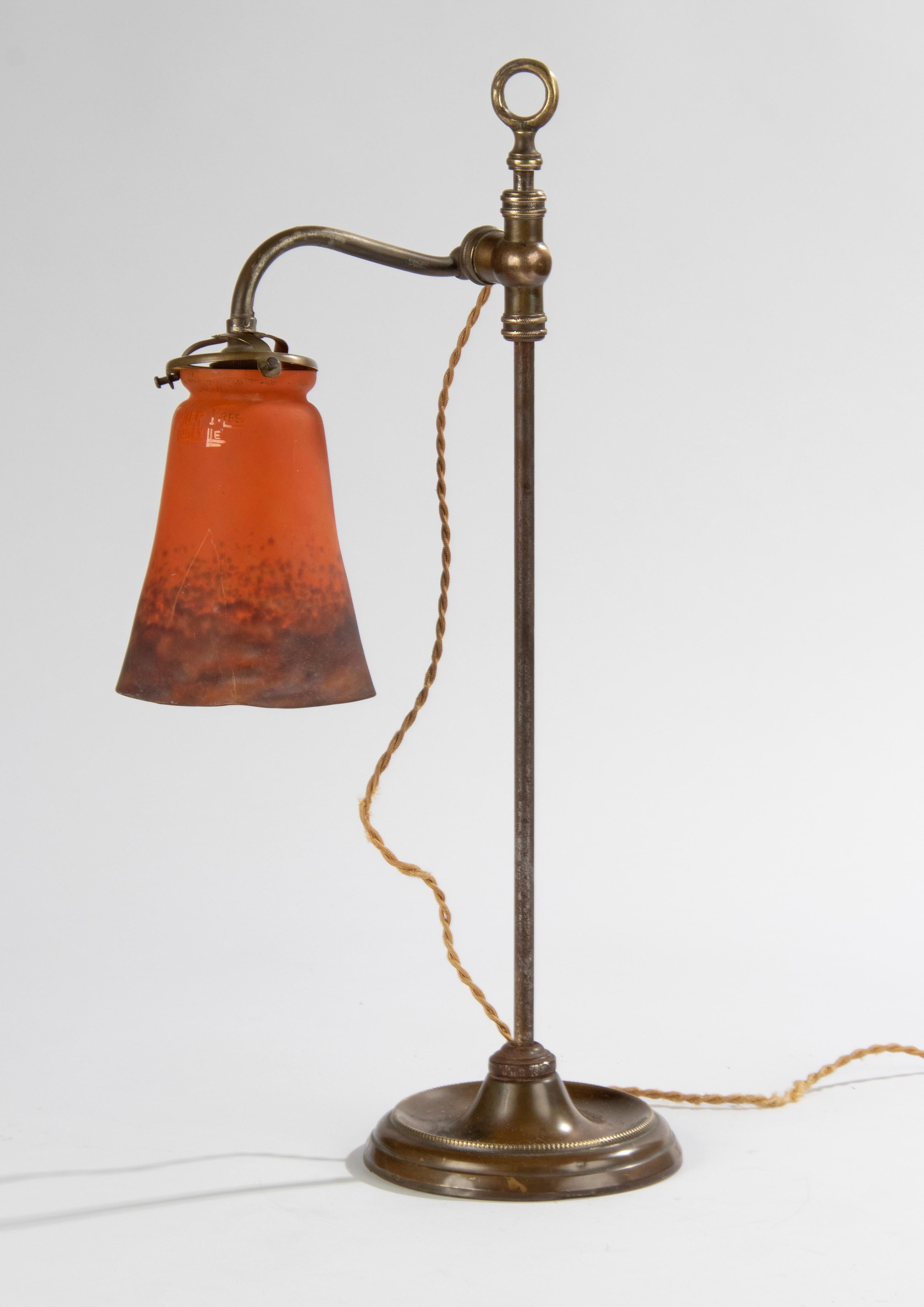 Autre Lampe de table en cuivre du début du 20e siècle avec abat-jour en pâte de verre Muller Frères en vente