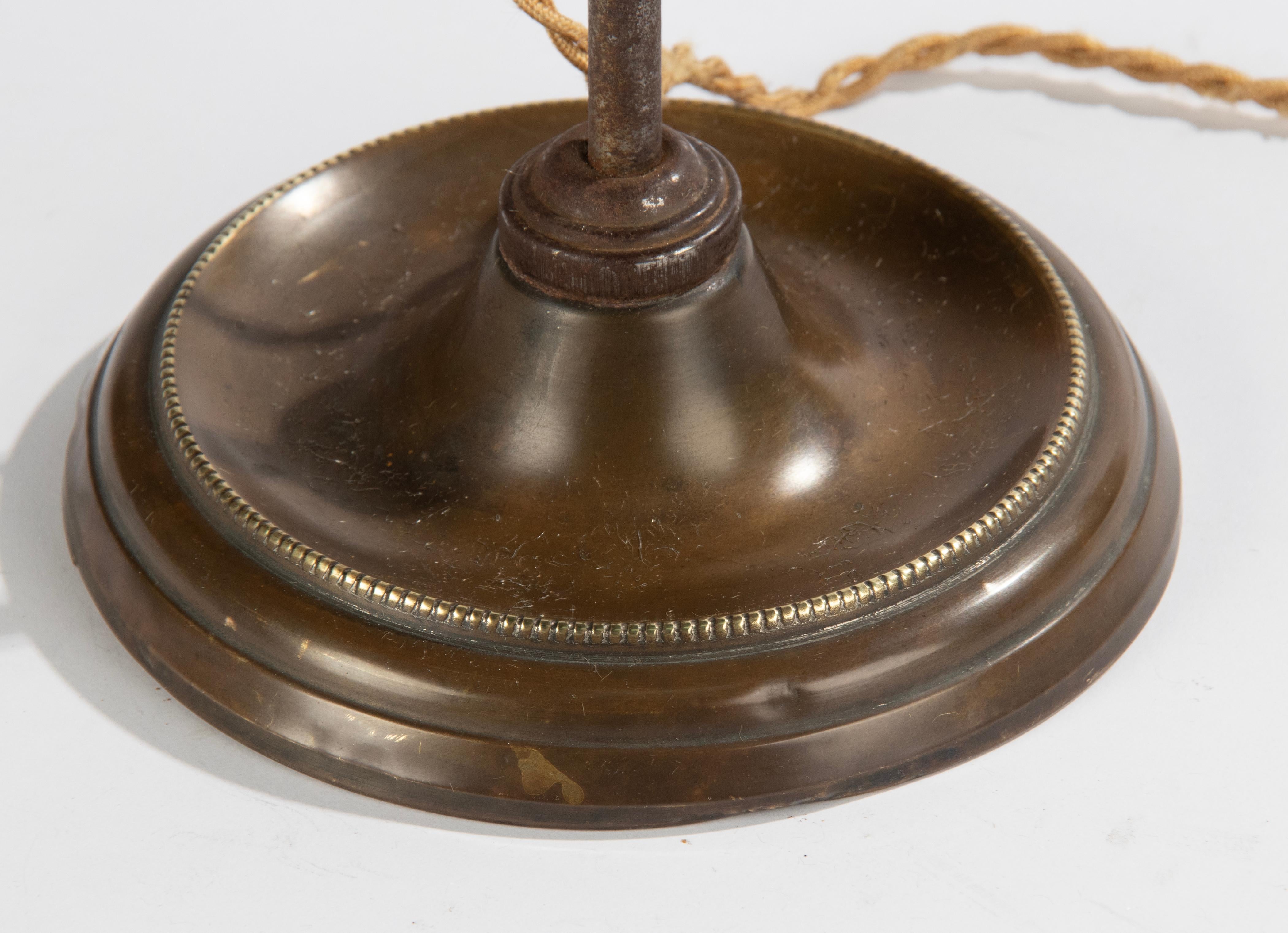 Début du 20ème siècle Lampe de table en cuivre du début du 20e siècle avec abat-jour en pâte de verre Muller Frères en vente