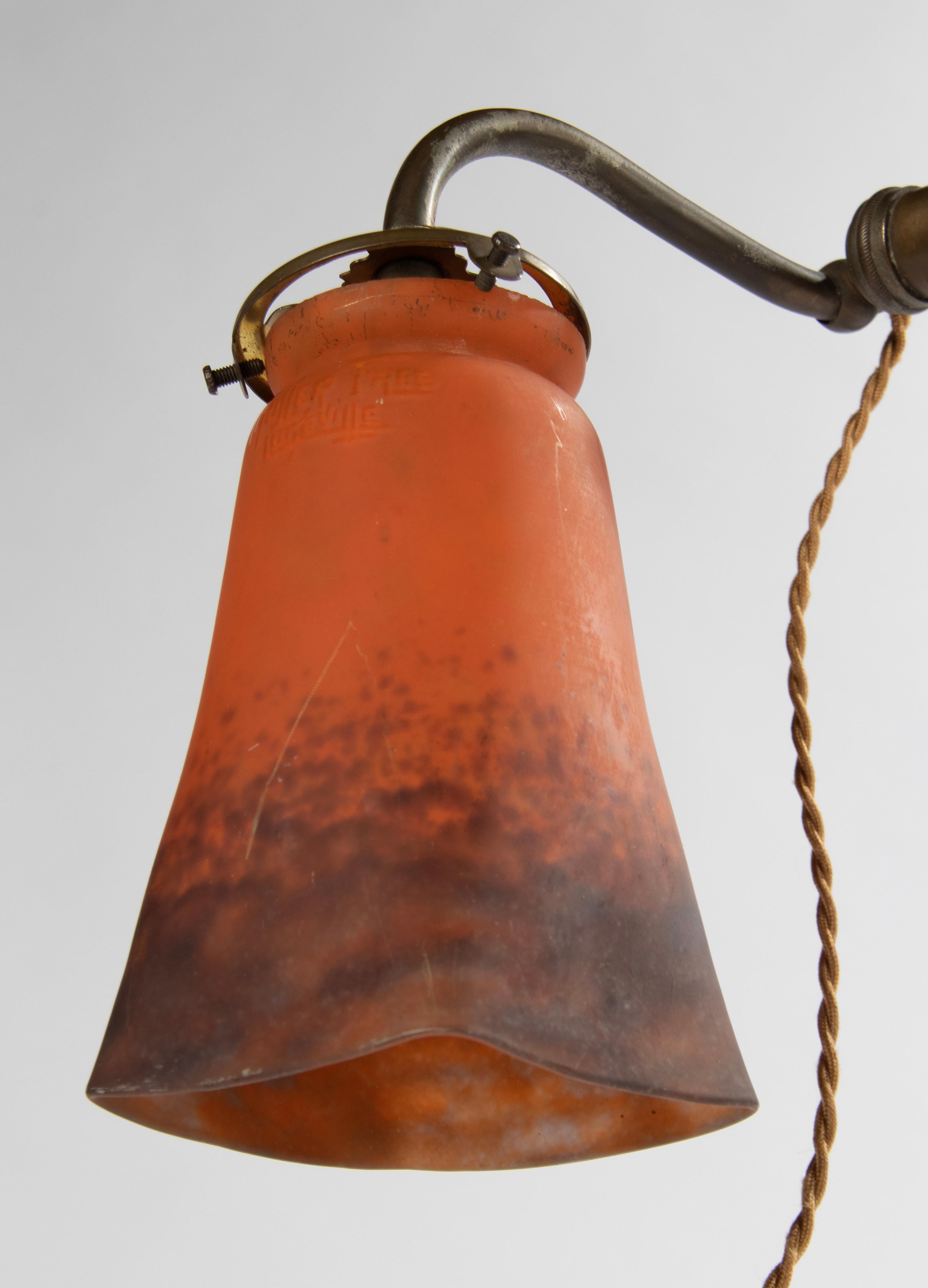 Métal Lampe de table en cuivre du début du 20e siècle avec abat-jour en pâte de verre Muller Frères en vente
