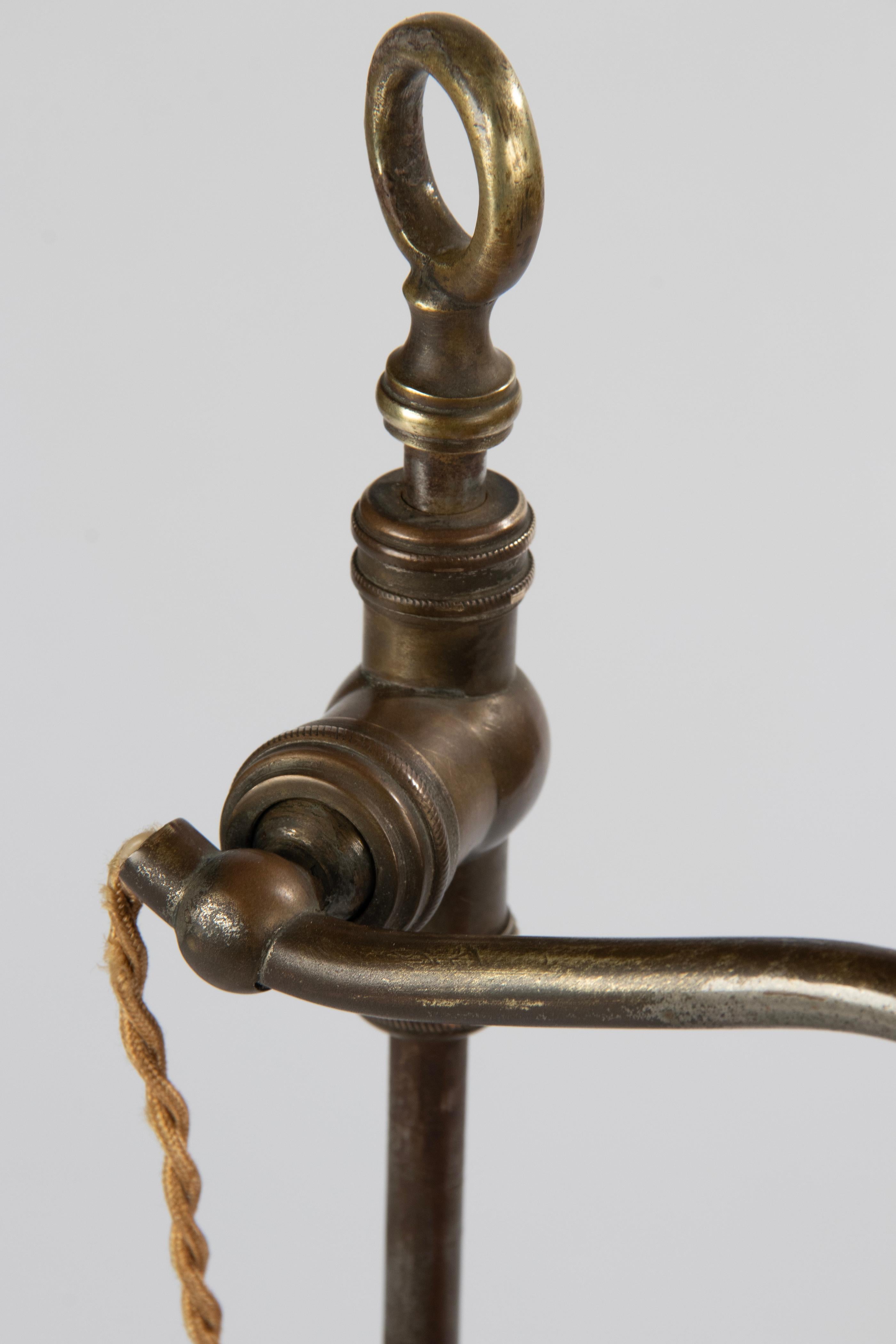 Lampe de table en cuivre du début du 20e siècle avec abat-jour en pâte de verre Muller Frères en vente 1
