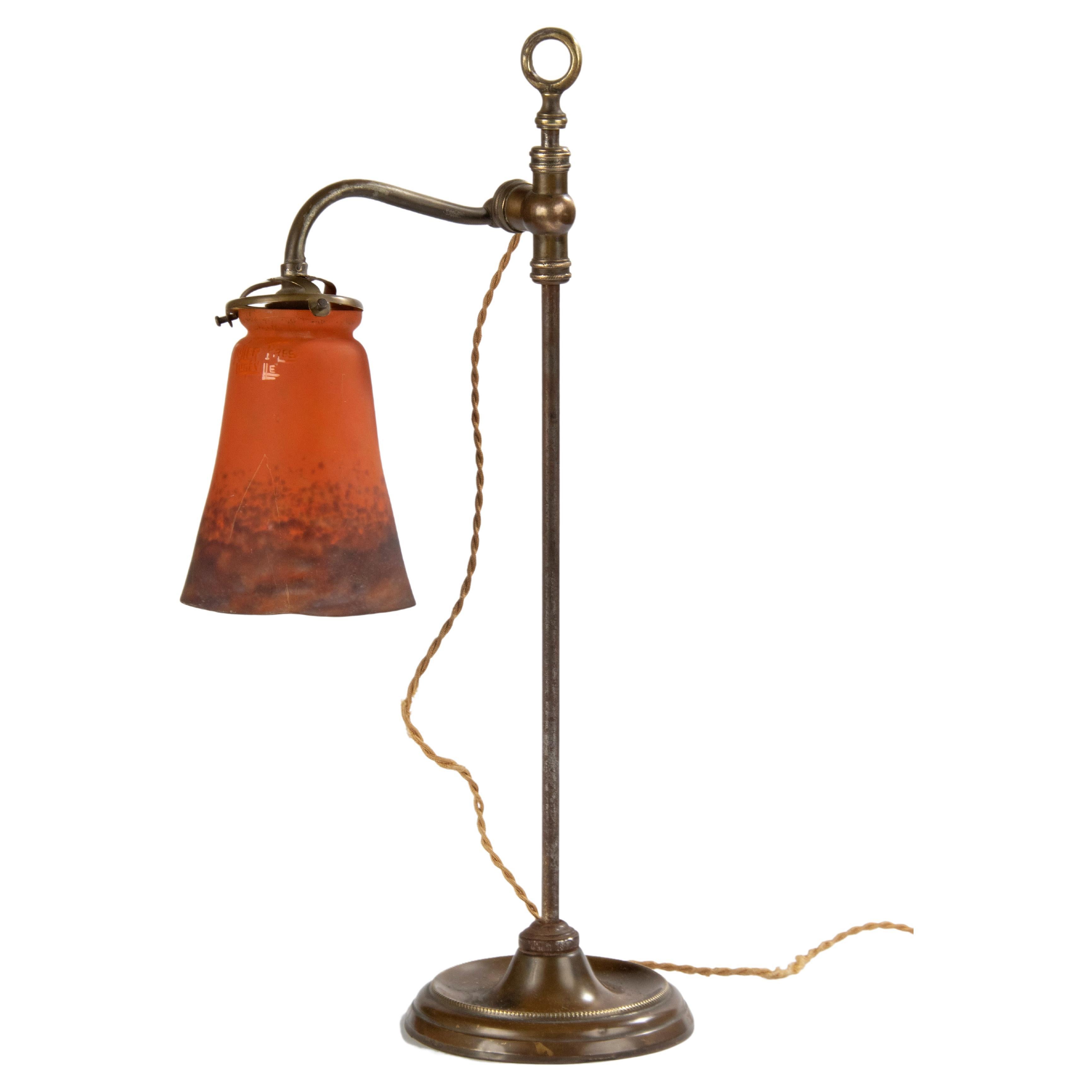 Lampe de table en cuivre du début du 20e siècle avec abat-jour en pâte de verre Muller Frères en vente