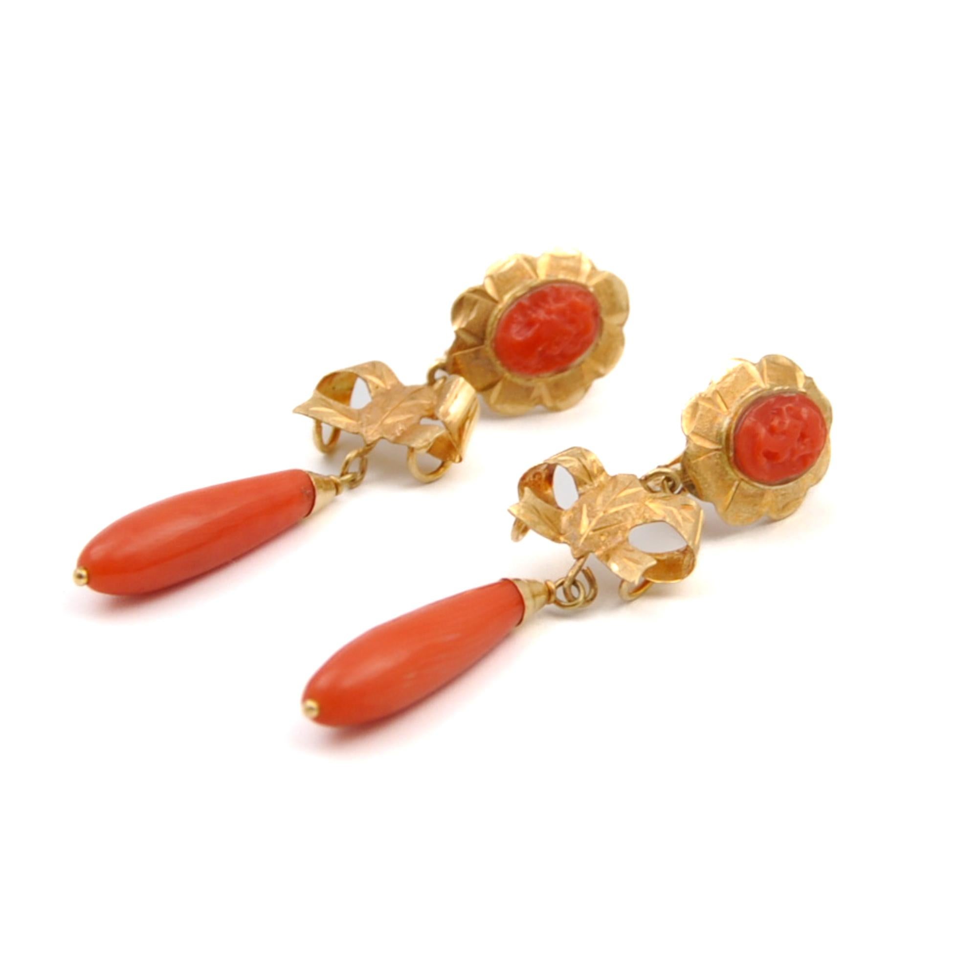 Mixed Cut Early 20th Century Coral 18 Karat Gold Bow Drop Earrings For Sale
