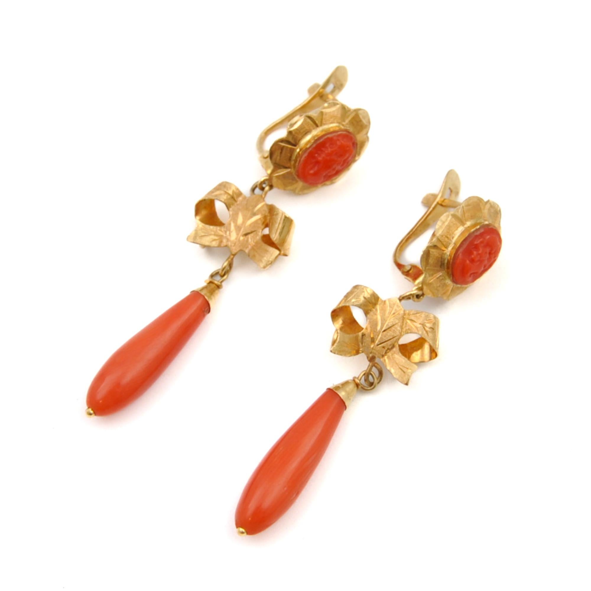 Early 20th Century Coral 18 Karat Gold Bow Drop Earrings In Good Condition For Sale In Rotterdam, NL