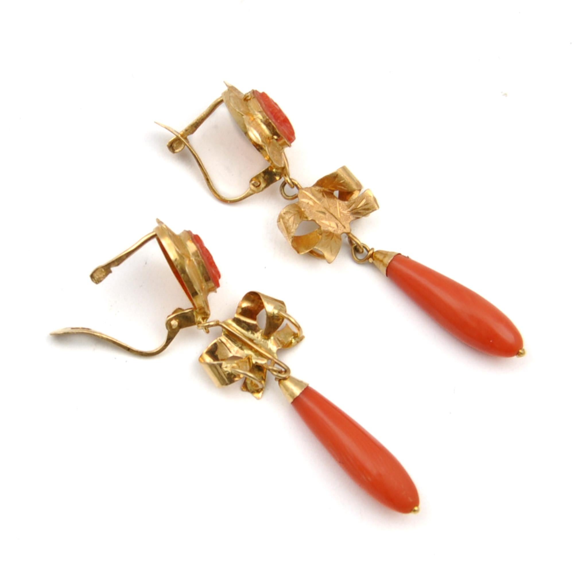 Women's Early 20th Century Coral 18 Karat Gold Bow Drop Earrings For Sale